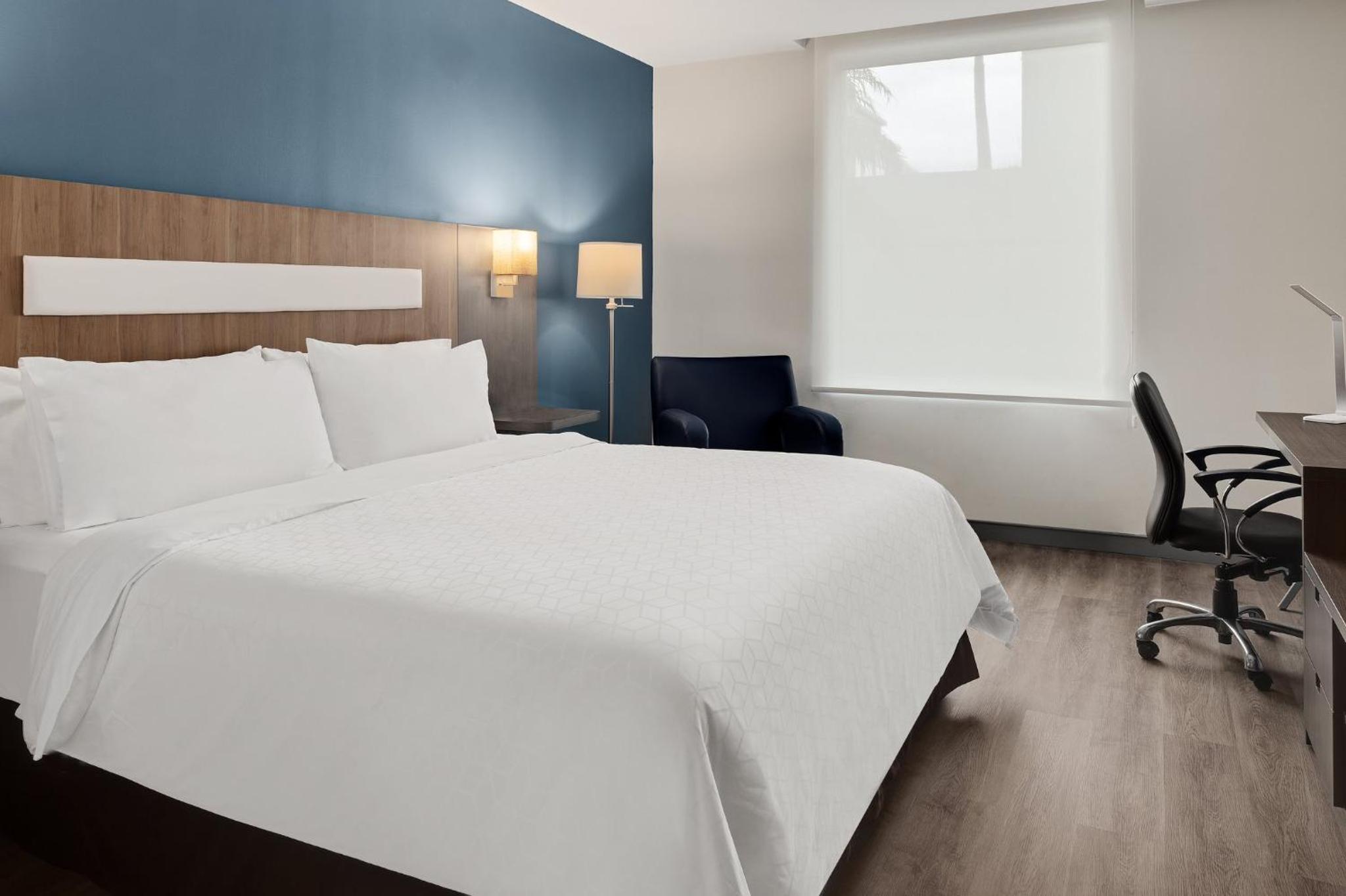 Standard King Room - Accessible photo 2