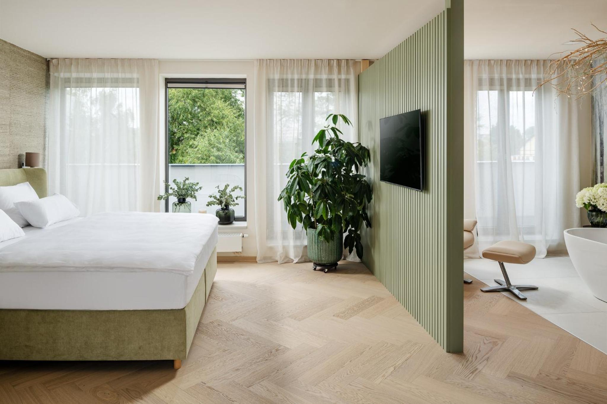 Deluxe Double Room with Bath - Photo 1