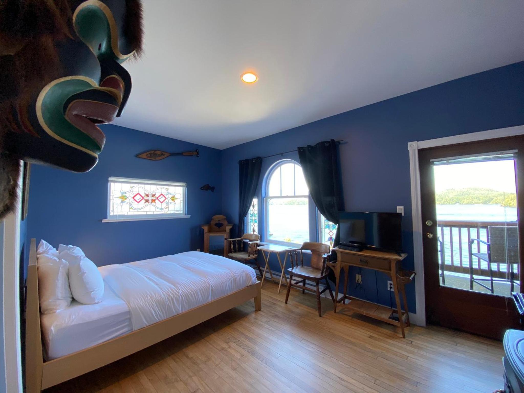 Deluxe Queen Room with Ocean View - Top Floor photo 1