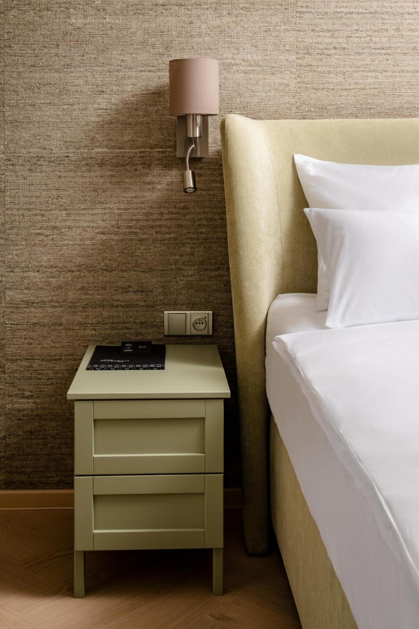 Deluxe Double Room with Bath - Photo 9