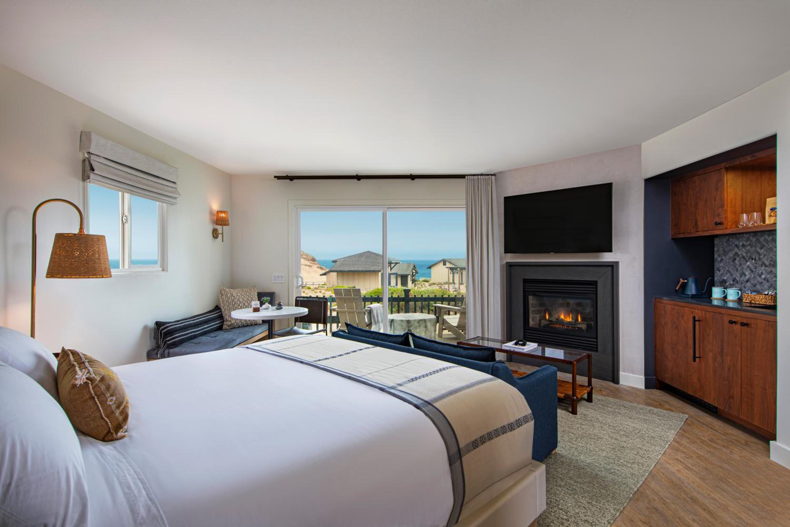 Deluxe Coastal View - Photo 1
