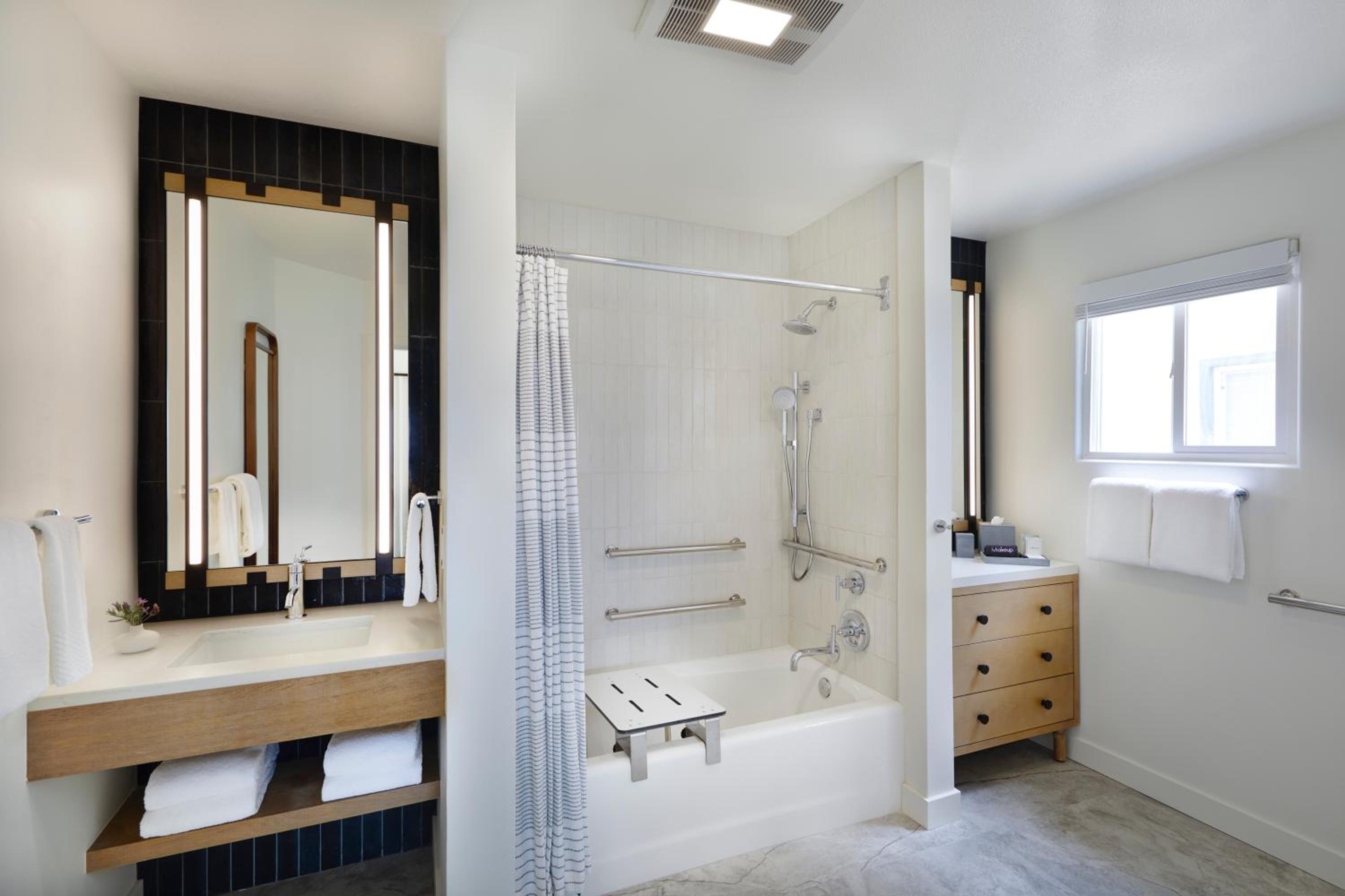 King Room - Disability Access - Photo 7