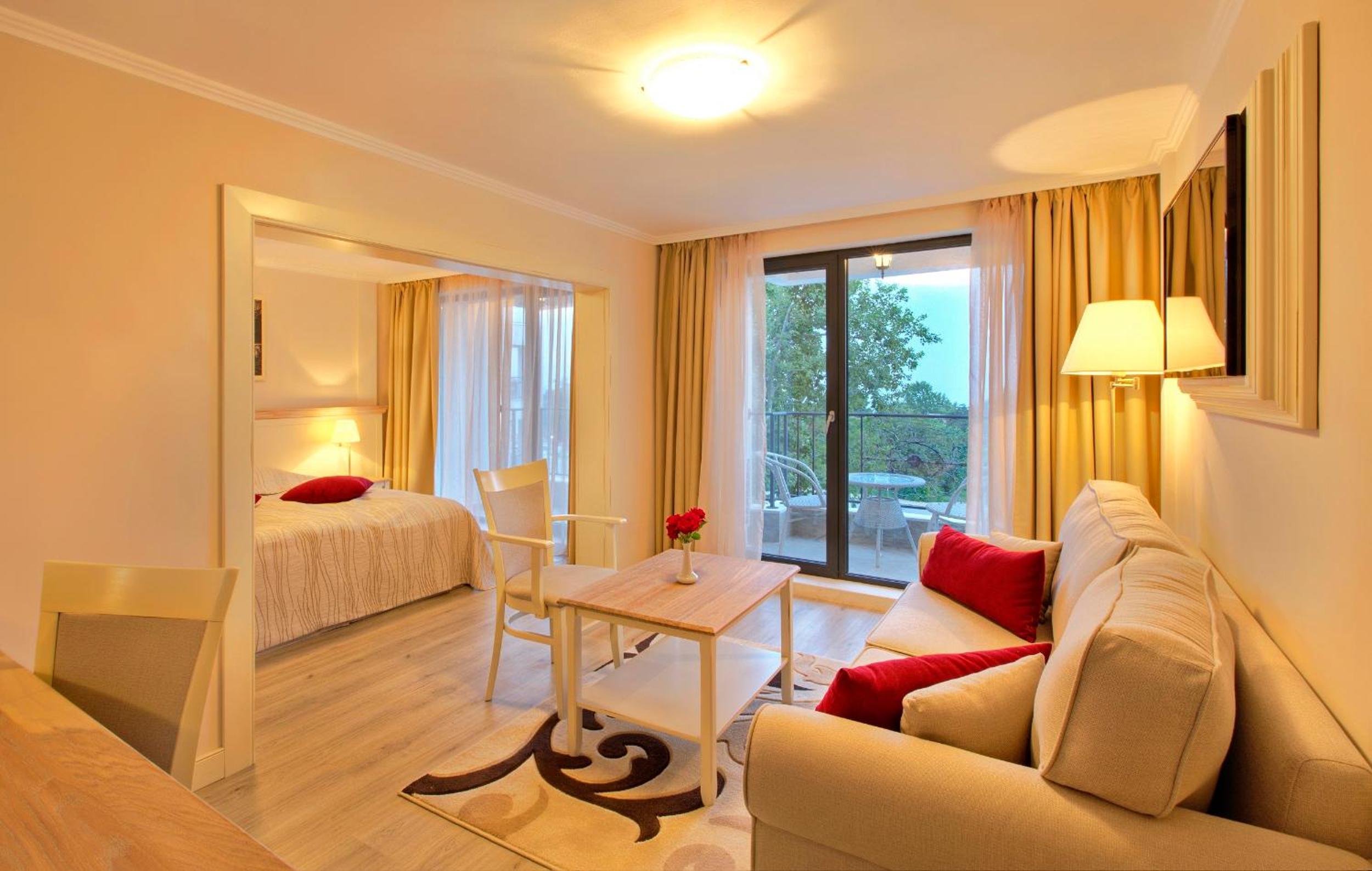 Junior Suite with Balcony and Park View  photo 2