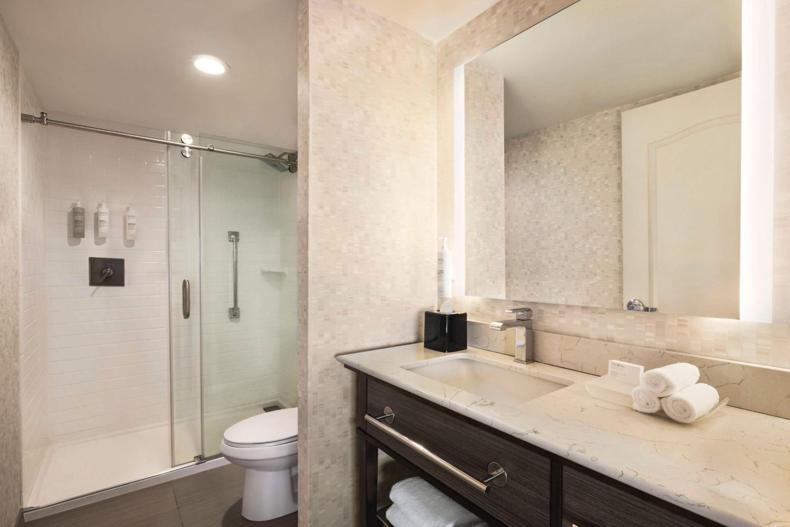 One-Bedroom King Suite - Non-Smoking photo 3