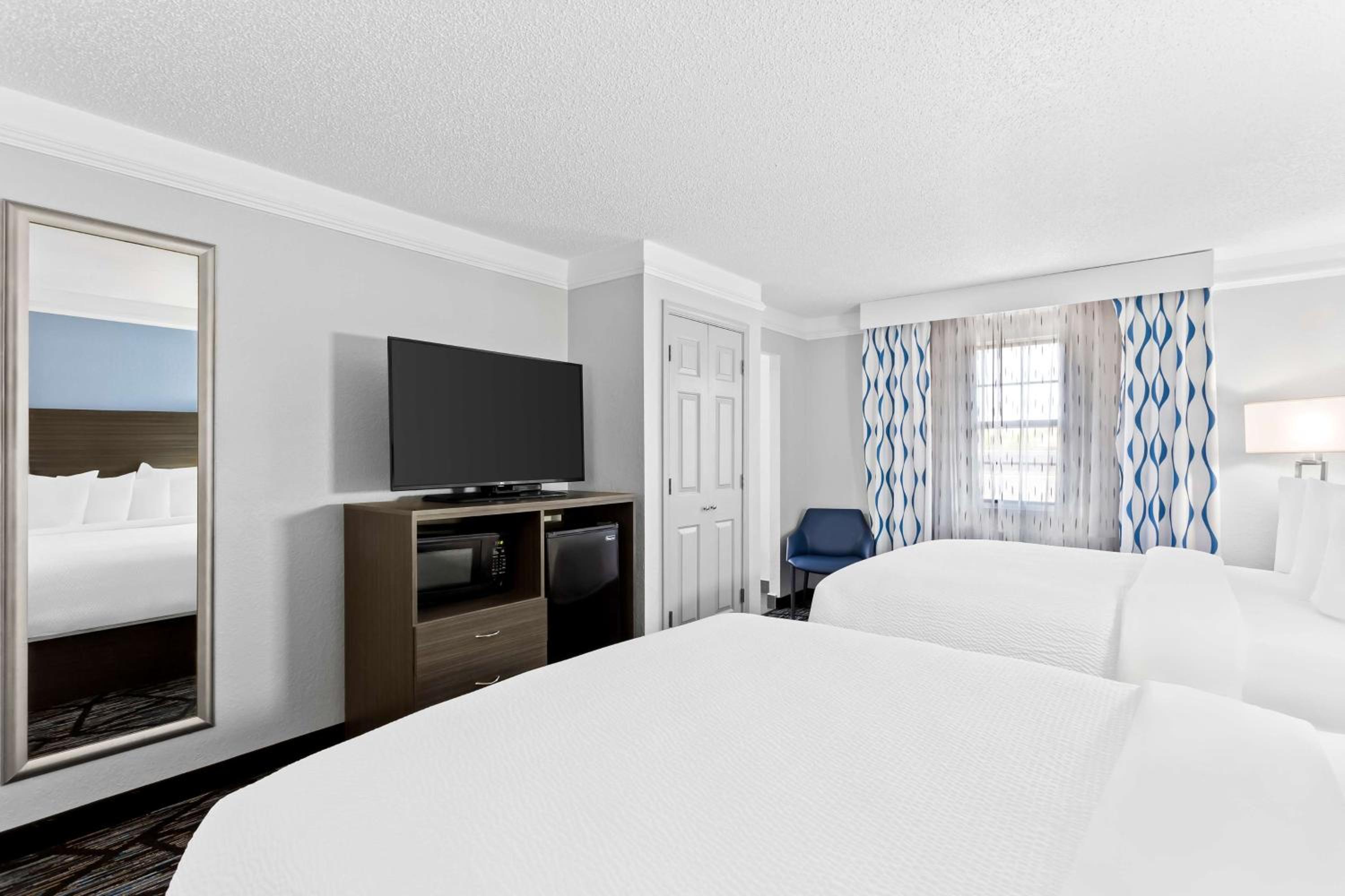 Queen Room with Two Queen Beds - Non-Smoking - Photo 4