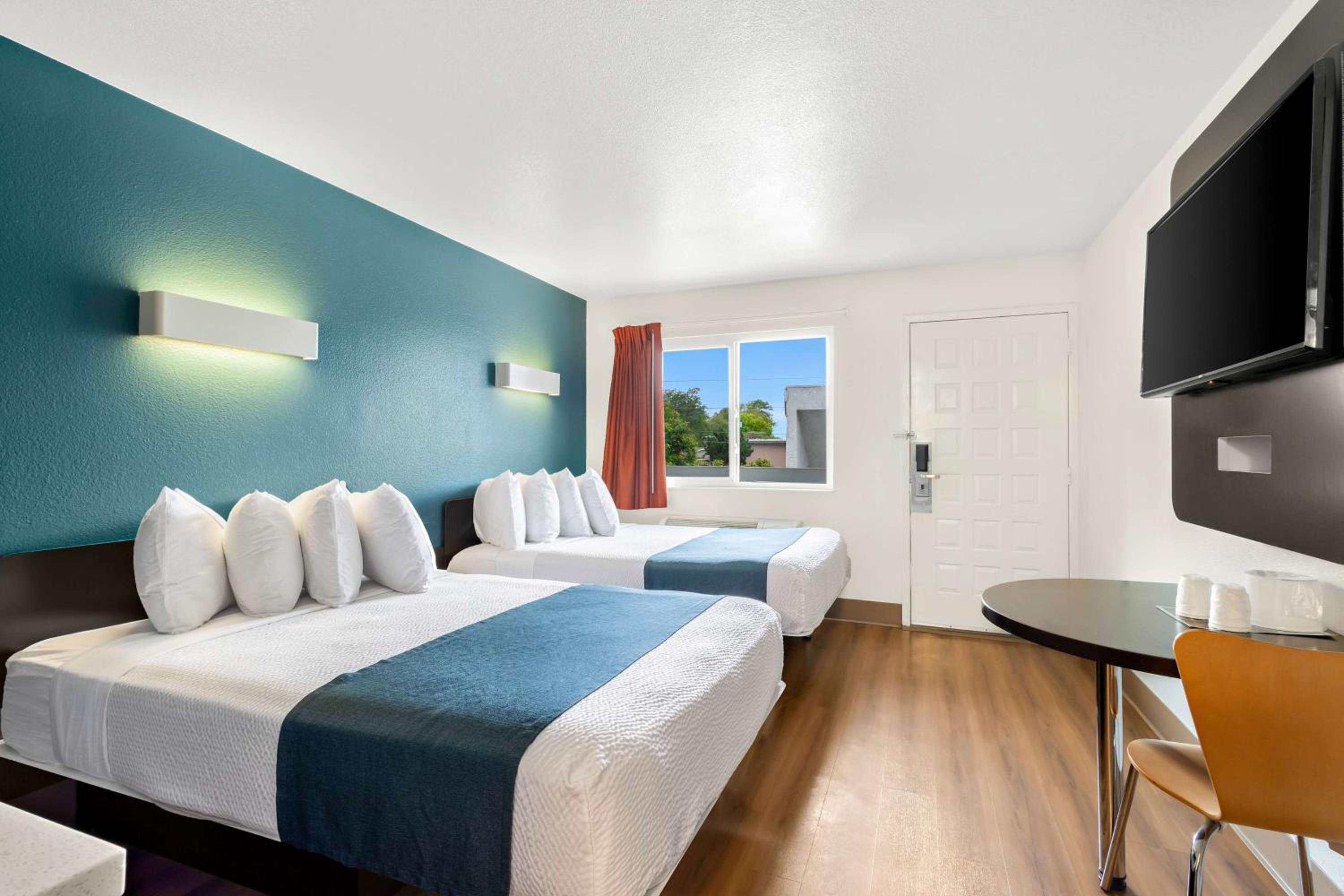 Quadruple Room - Non-Smoking photo 2