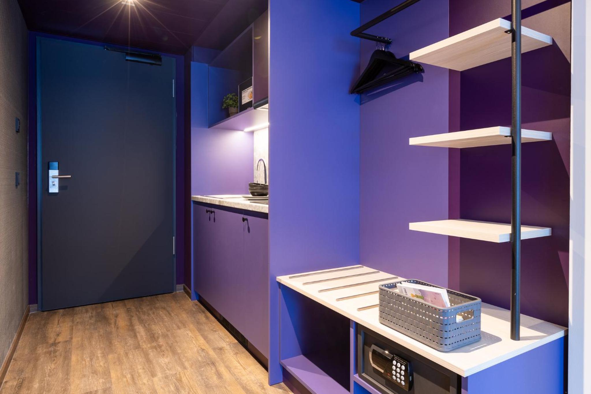 Premium Queen Room with Kitchenette photo 3