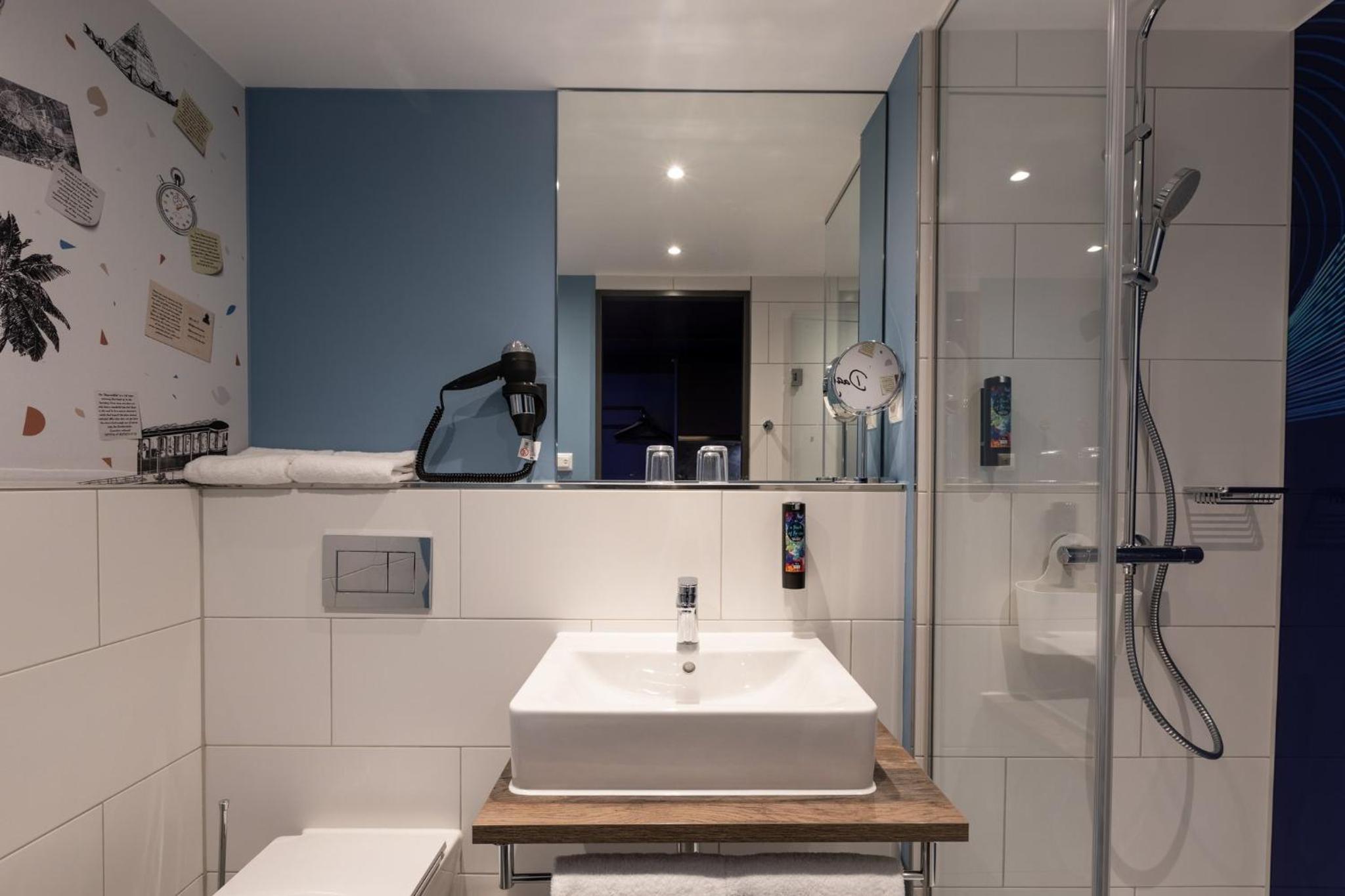 Standard Queen Room with Kitchenette photo 3