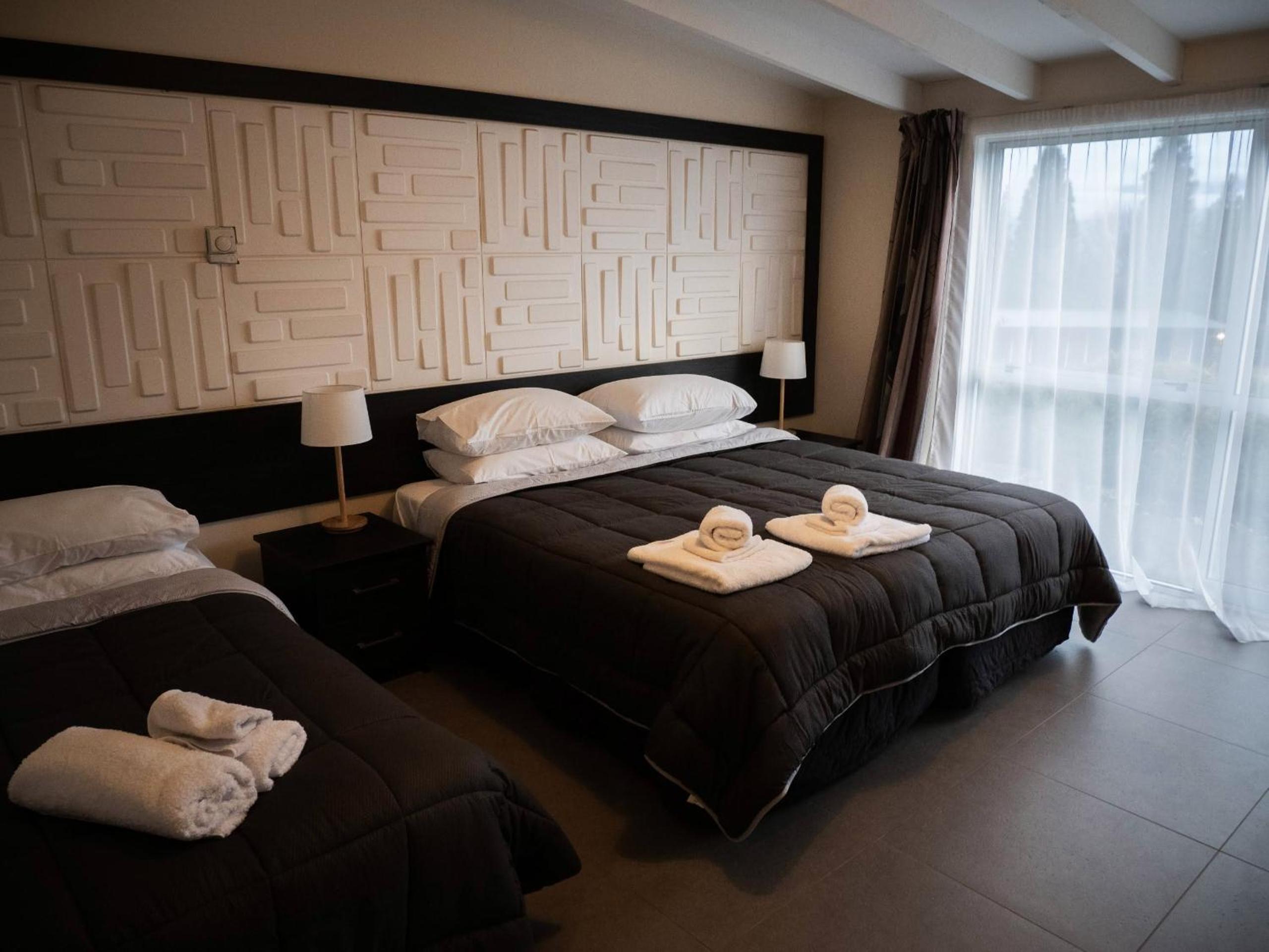 Deluxe Double Room (2 Adults + 1 Child) photo 2