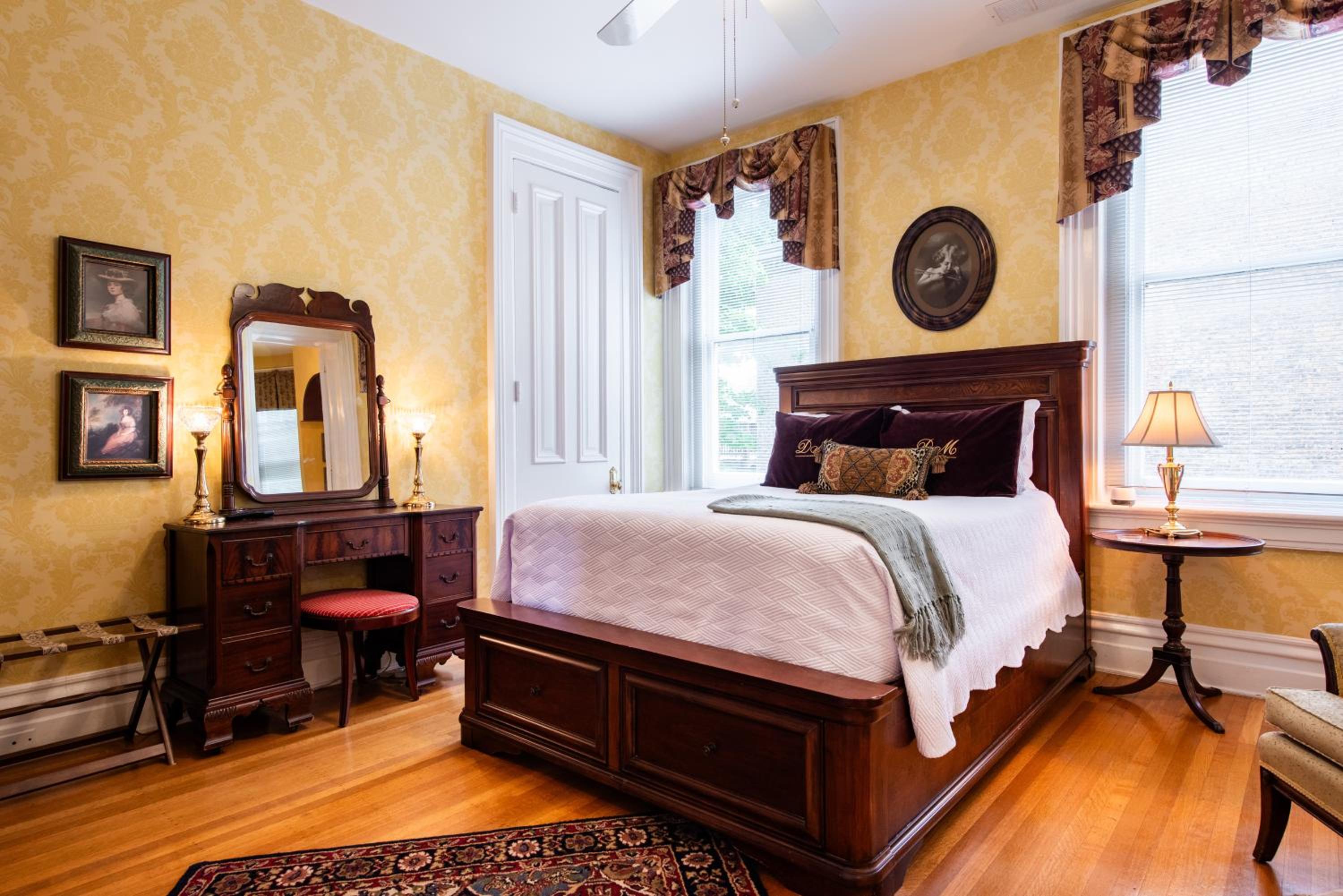 Deluxe Queen Suite