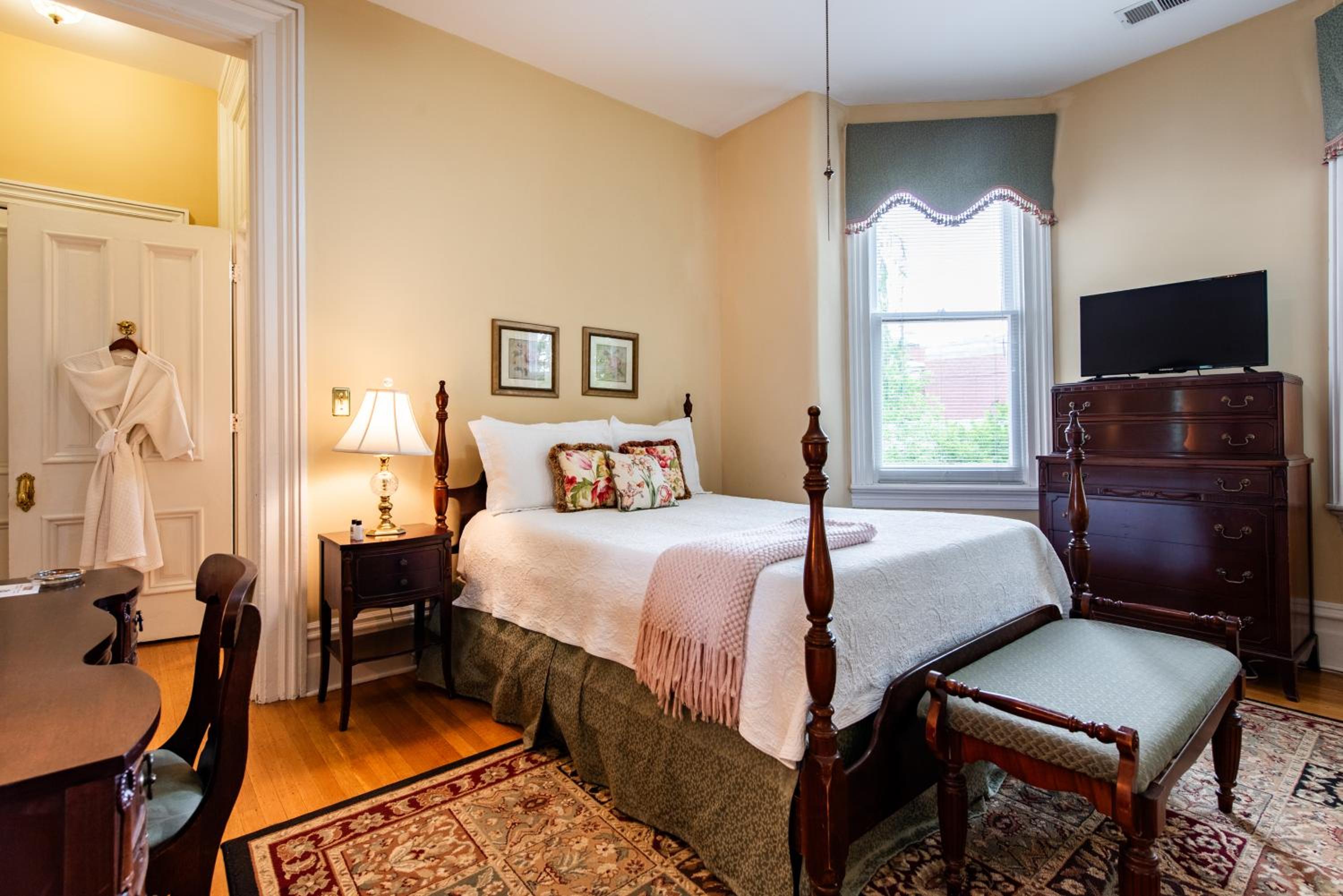 Deluxe Queen Suite