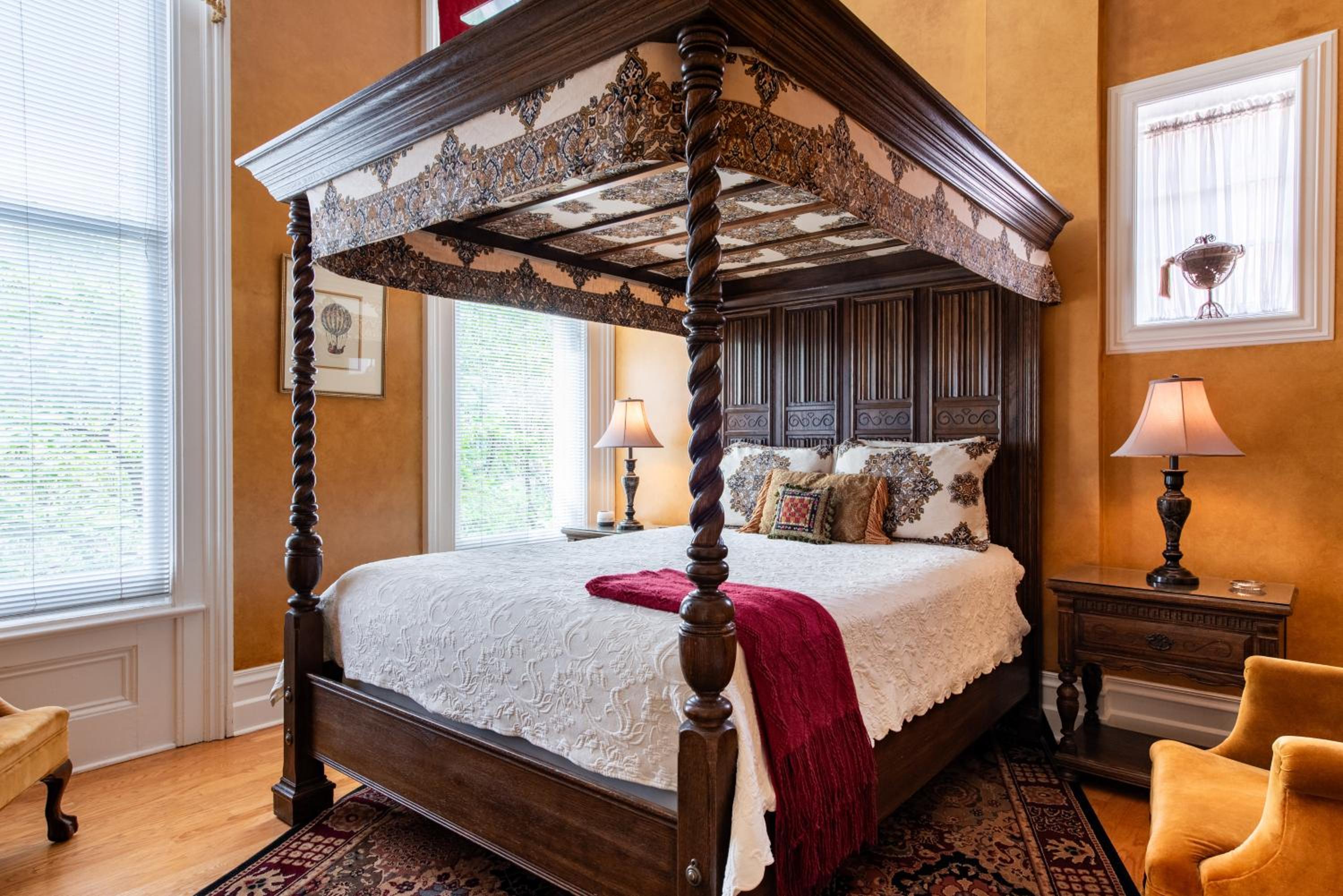 Deluxe Queen Suite