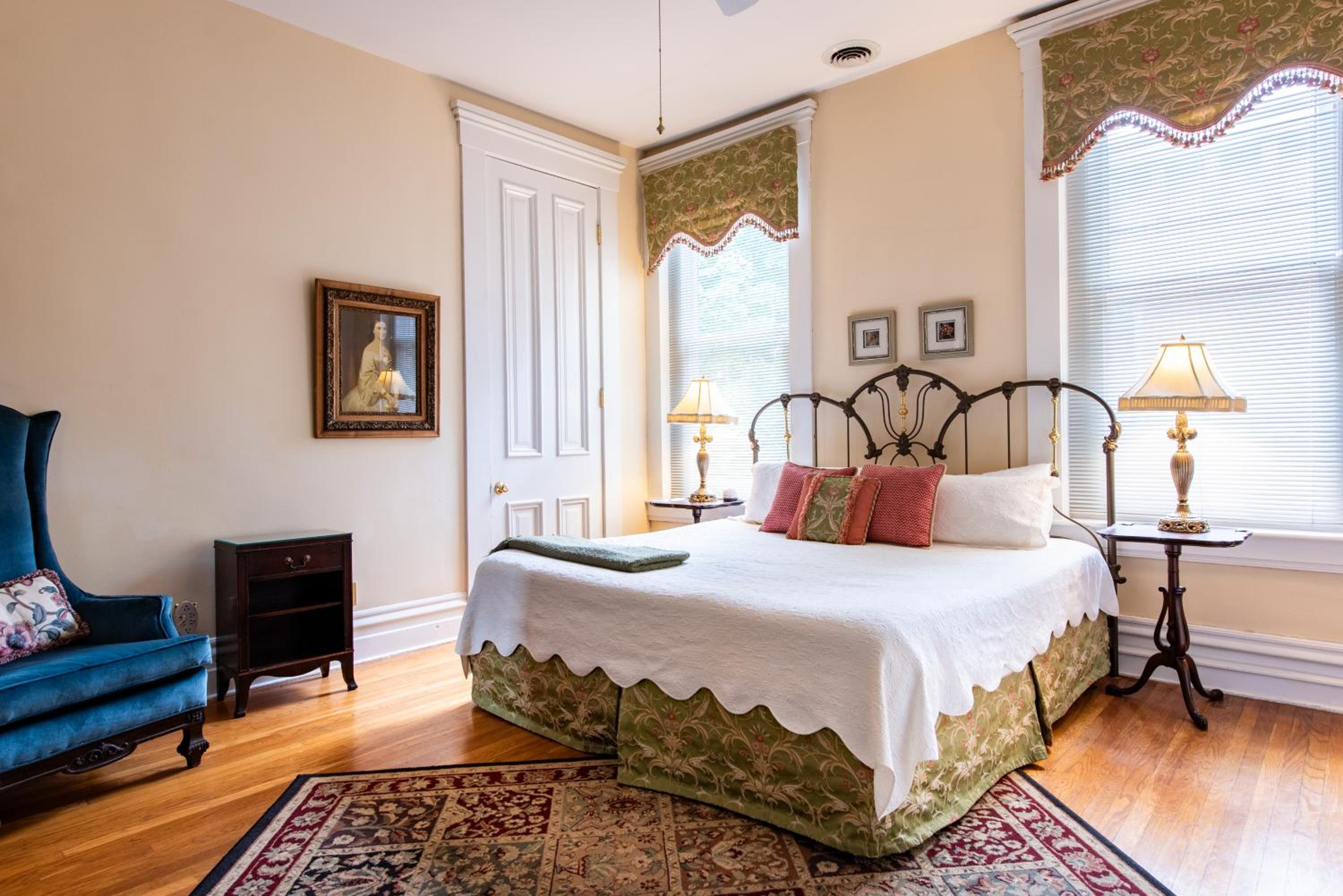 Deluxe Queen Suite