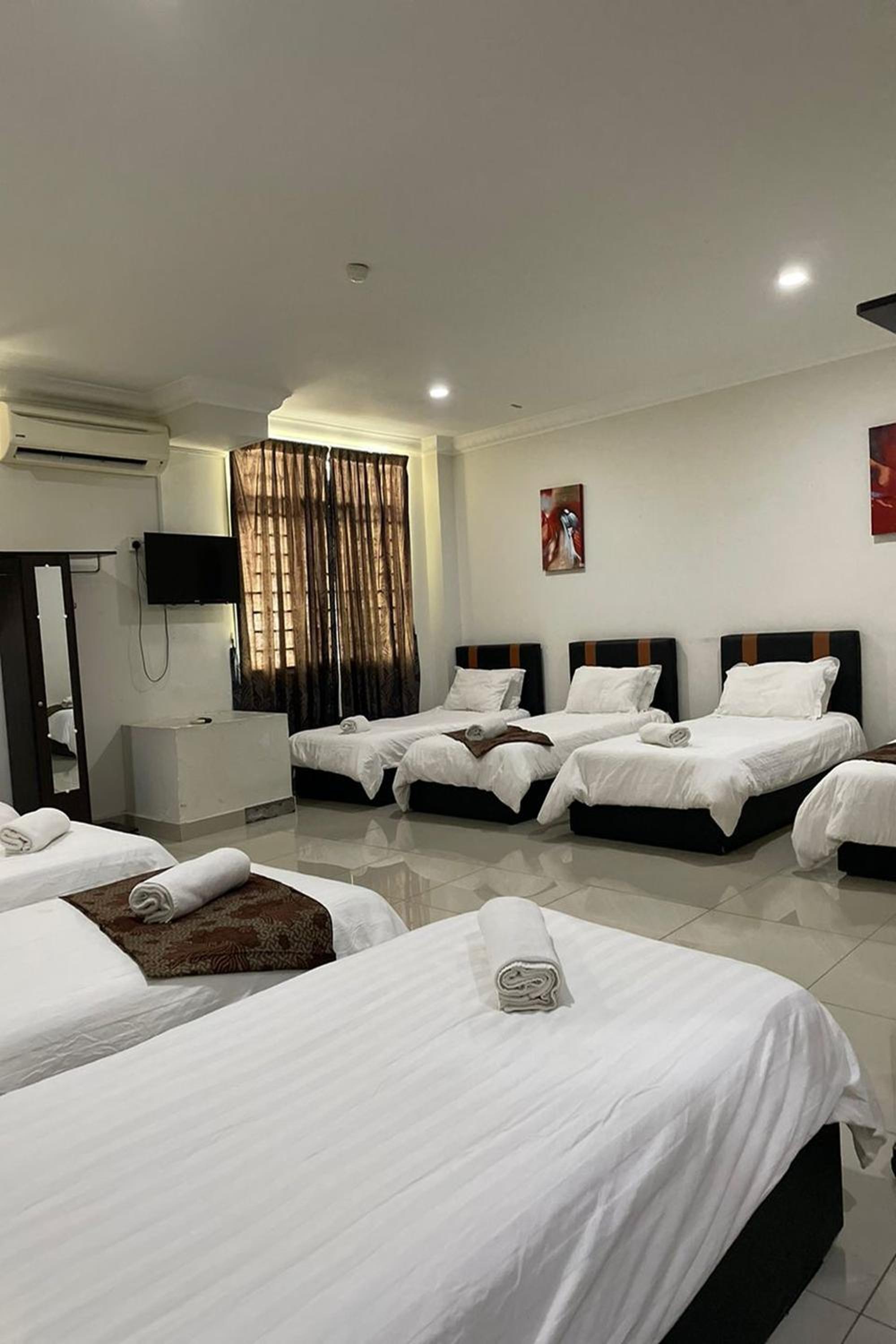 10-Bed Mixed Dormitory Room