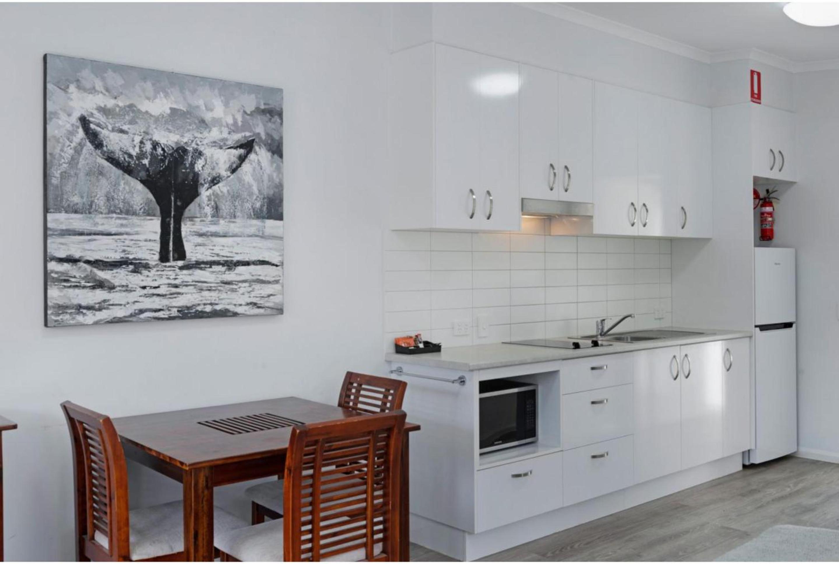 Deluxe Lakeside 3 Bedroom - Sleeps 8 - Photo 5