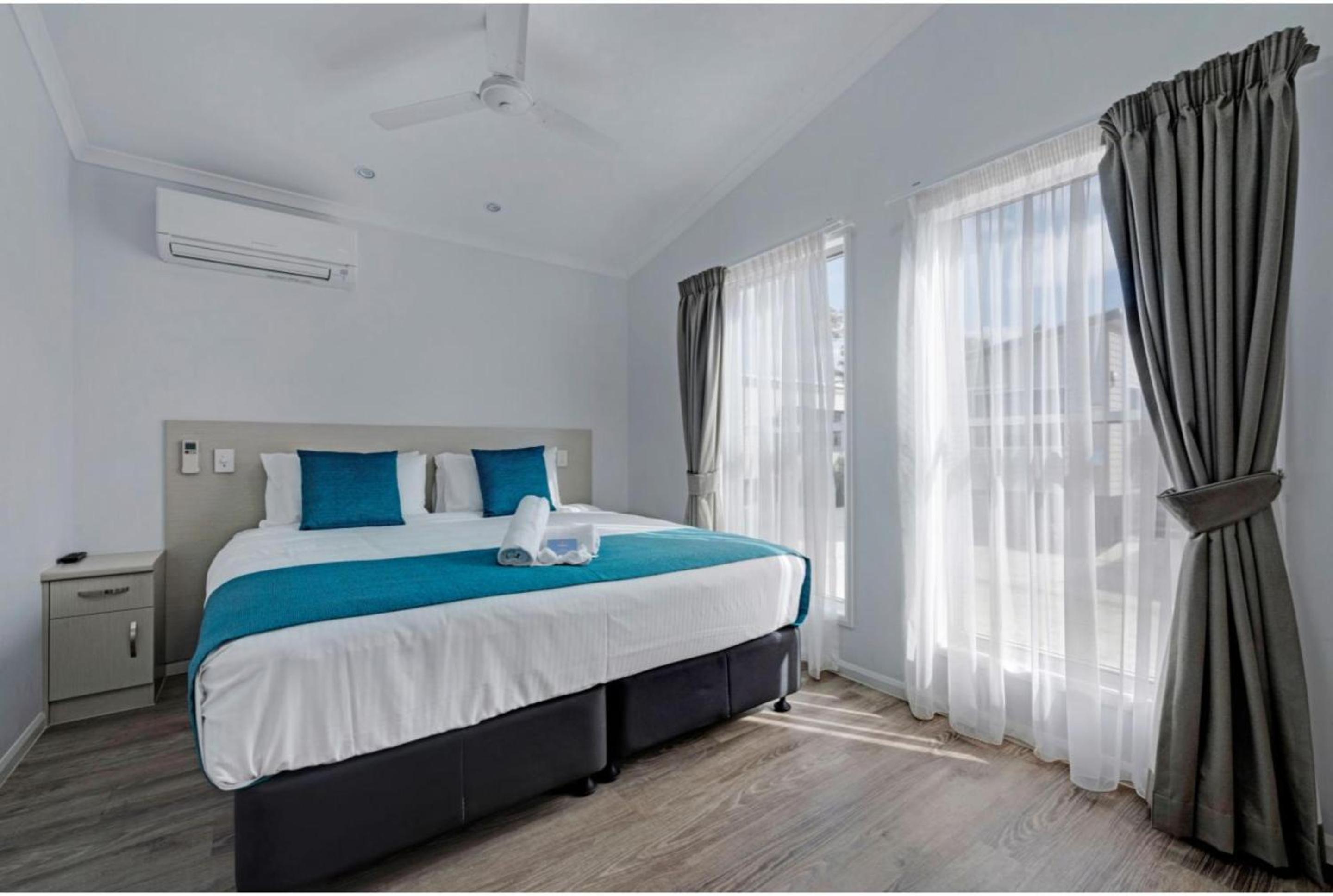 Deluxe Lakeside 3 Bedroom - Sleeps 8 - Photo 4