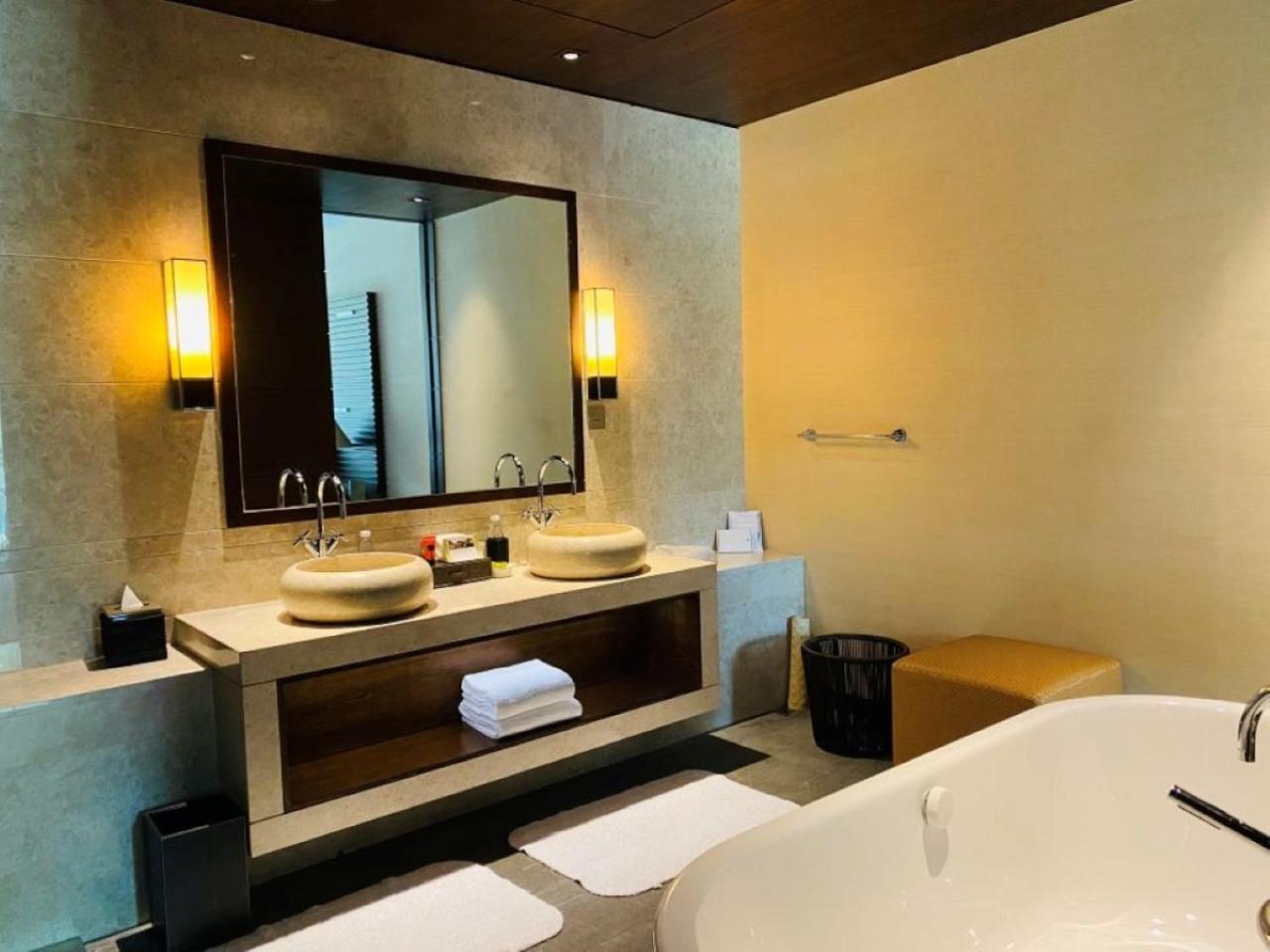 Junior. Bay Pool Suite - Photo 3