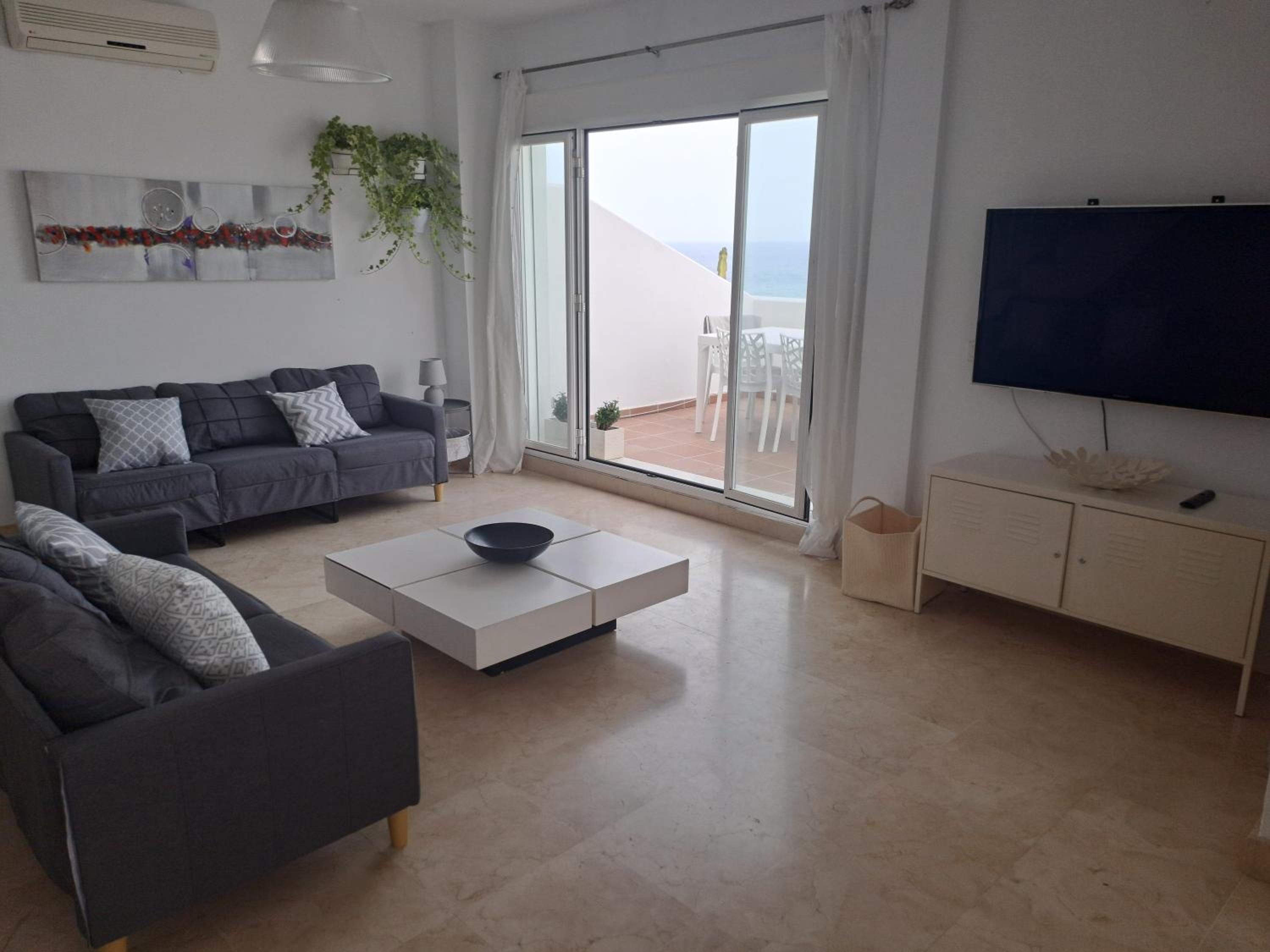 Apartamento de Tres Habitaciones - Frente al Mar