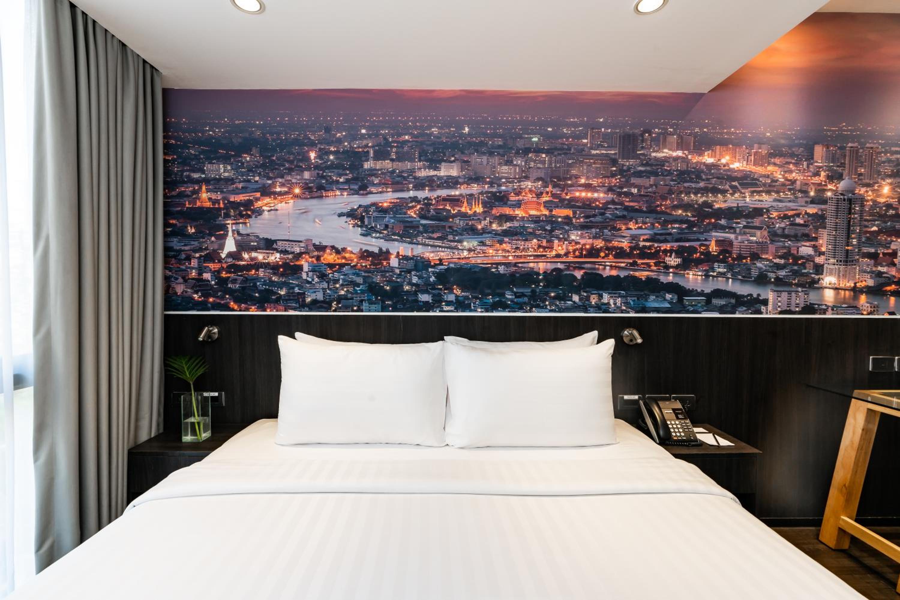 Deluxe Room with Pool View photo 1