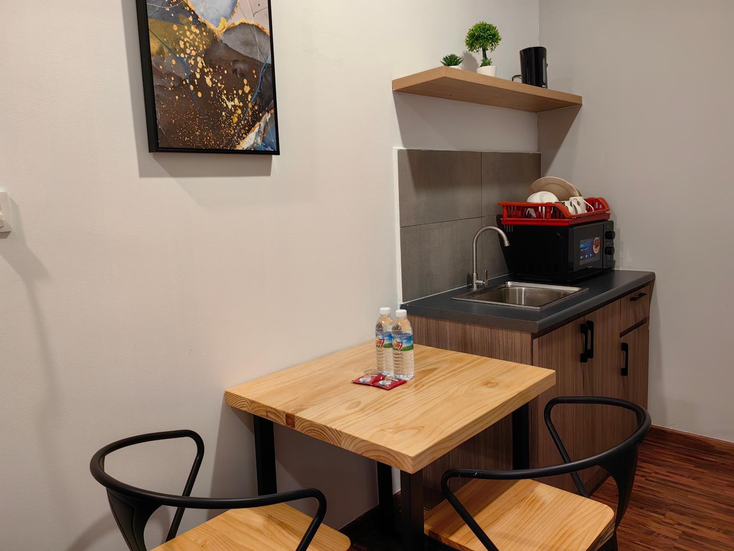 Studio Apartment with Queen Bed photo 3