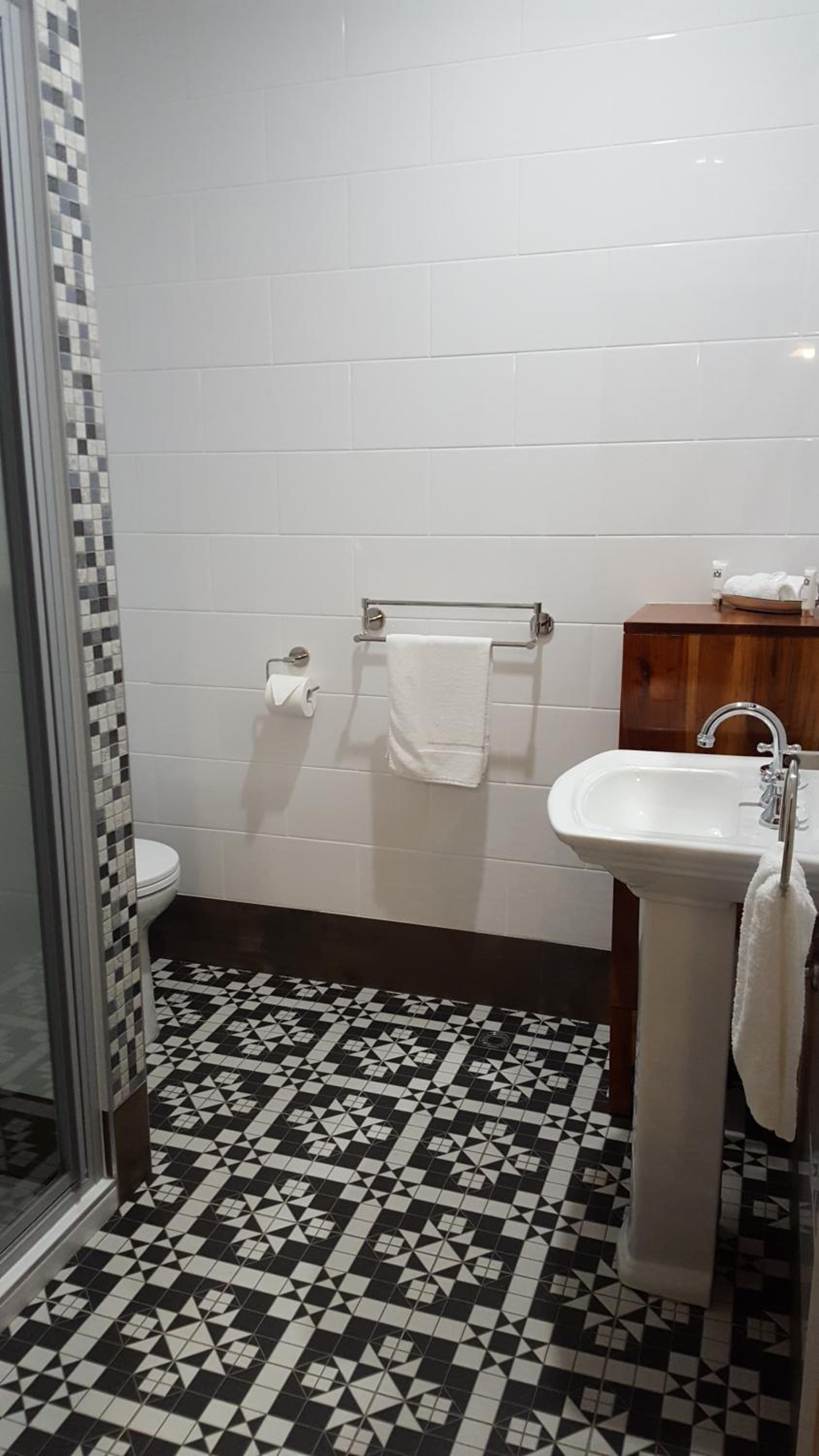 Queen Suite with Pool View photo 3