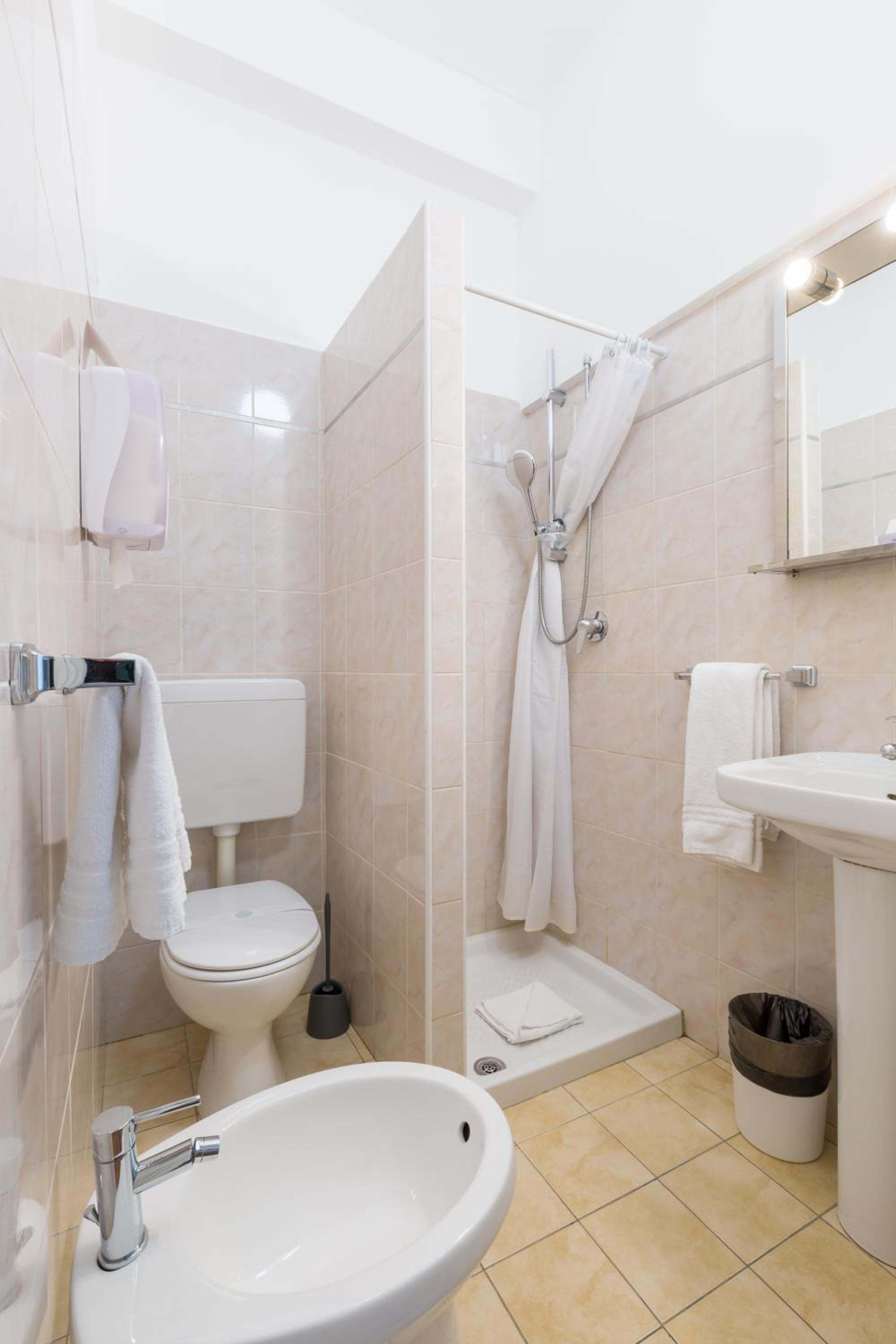 Small Double Room - Photo 5