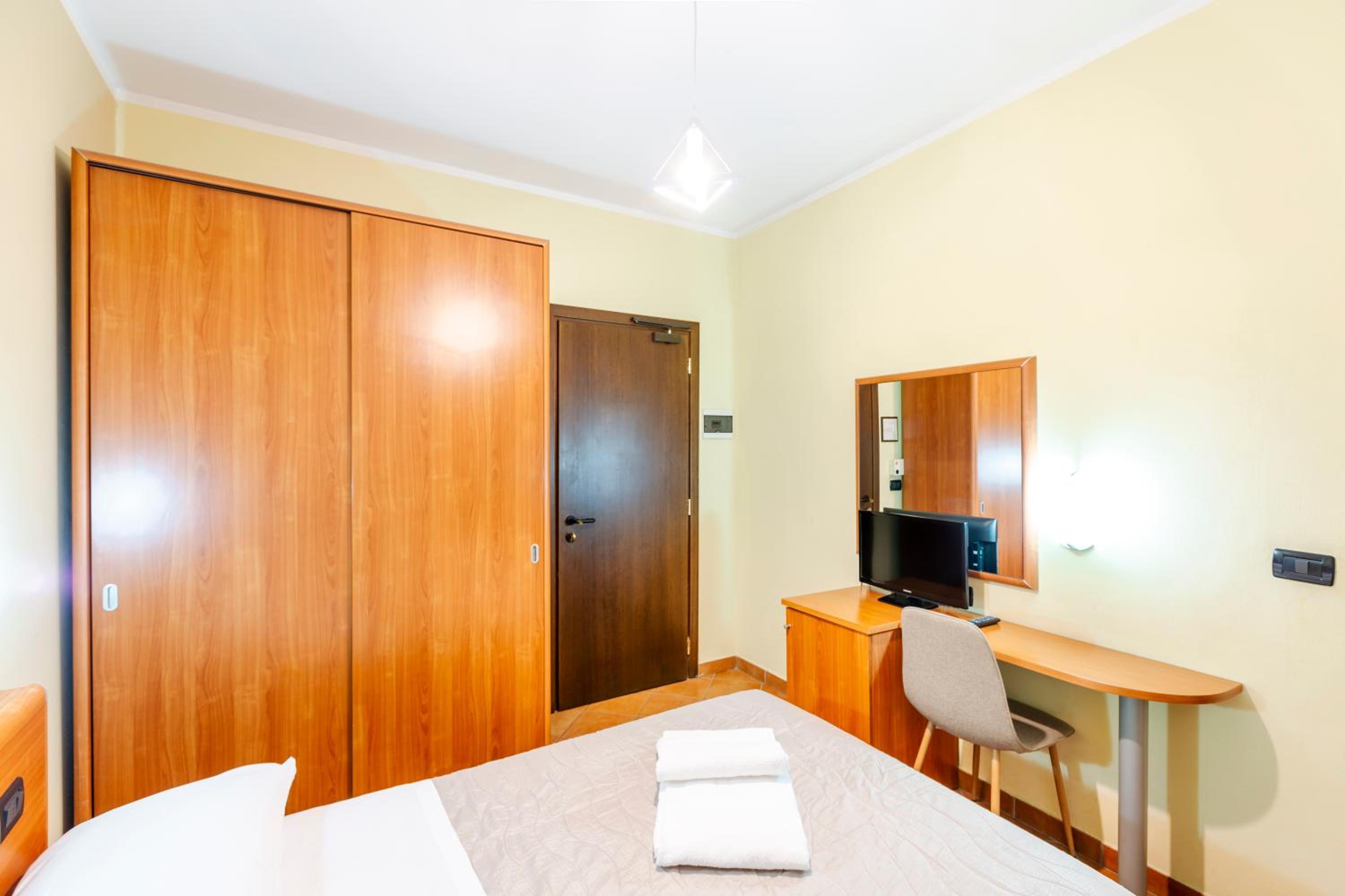 Small Double Room - Photo 6