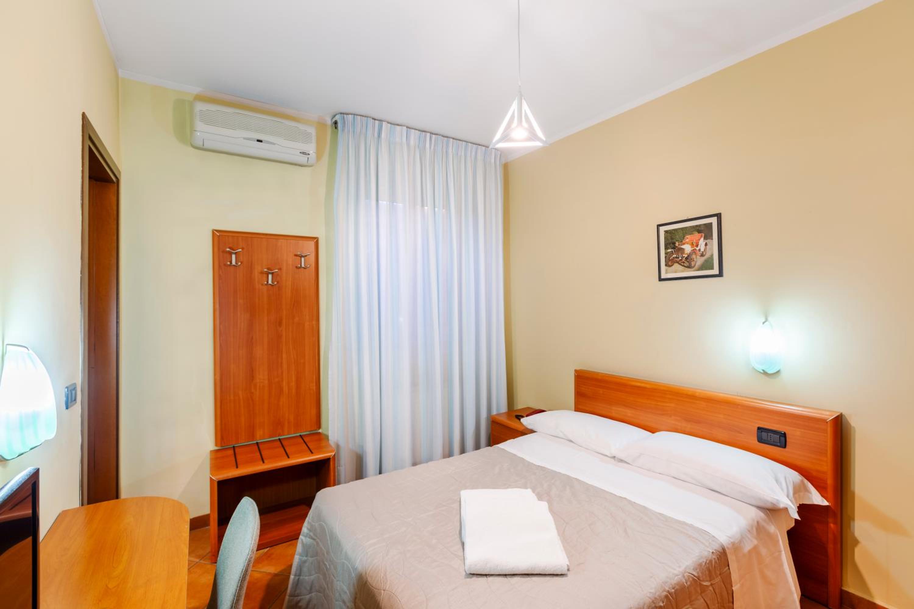 Small Double Room - Photo 2