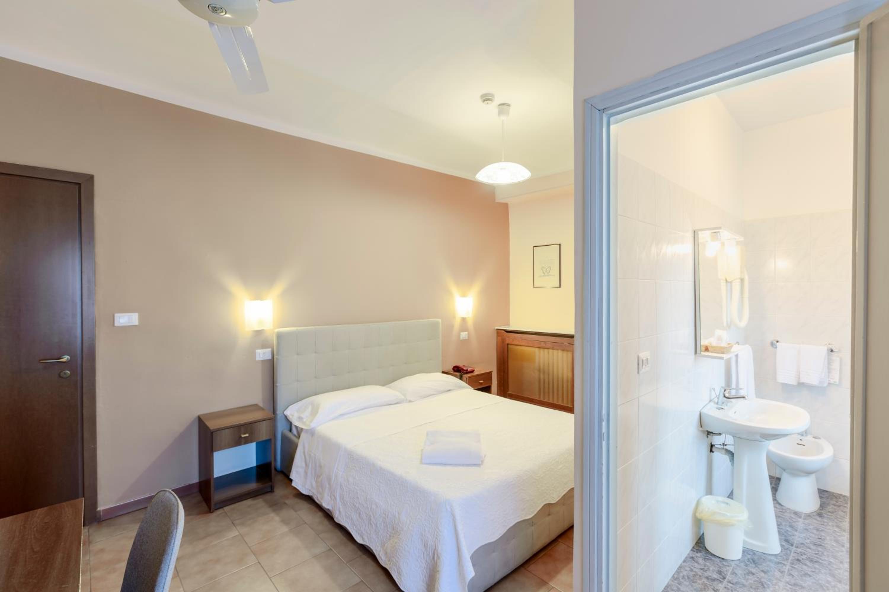 Double Room - Photo 3