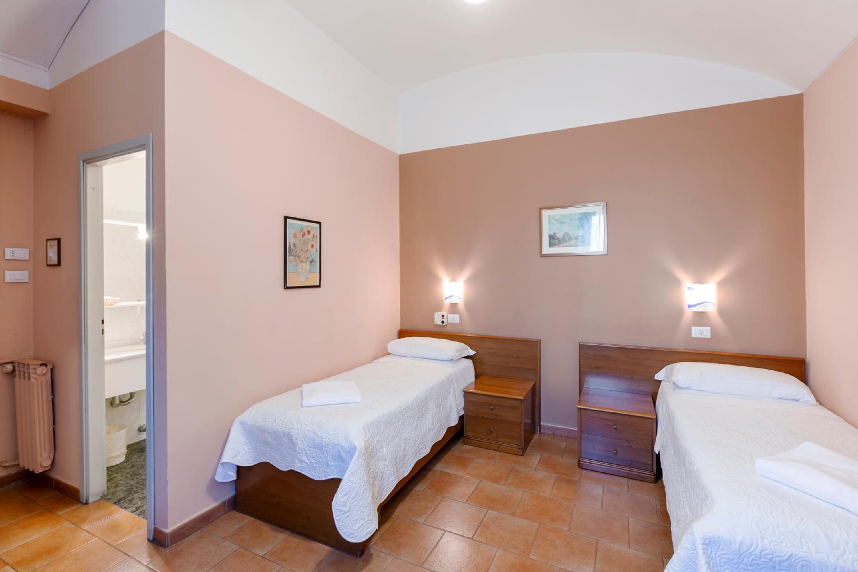 Double Room - Photo 5