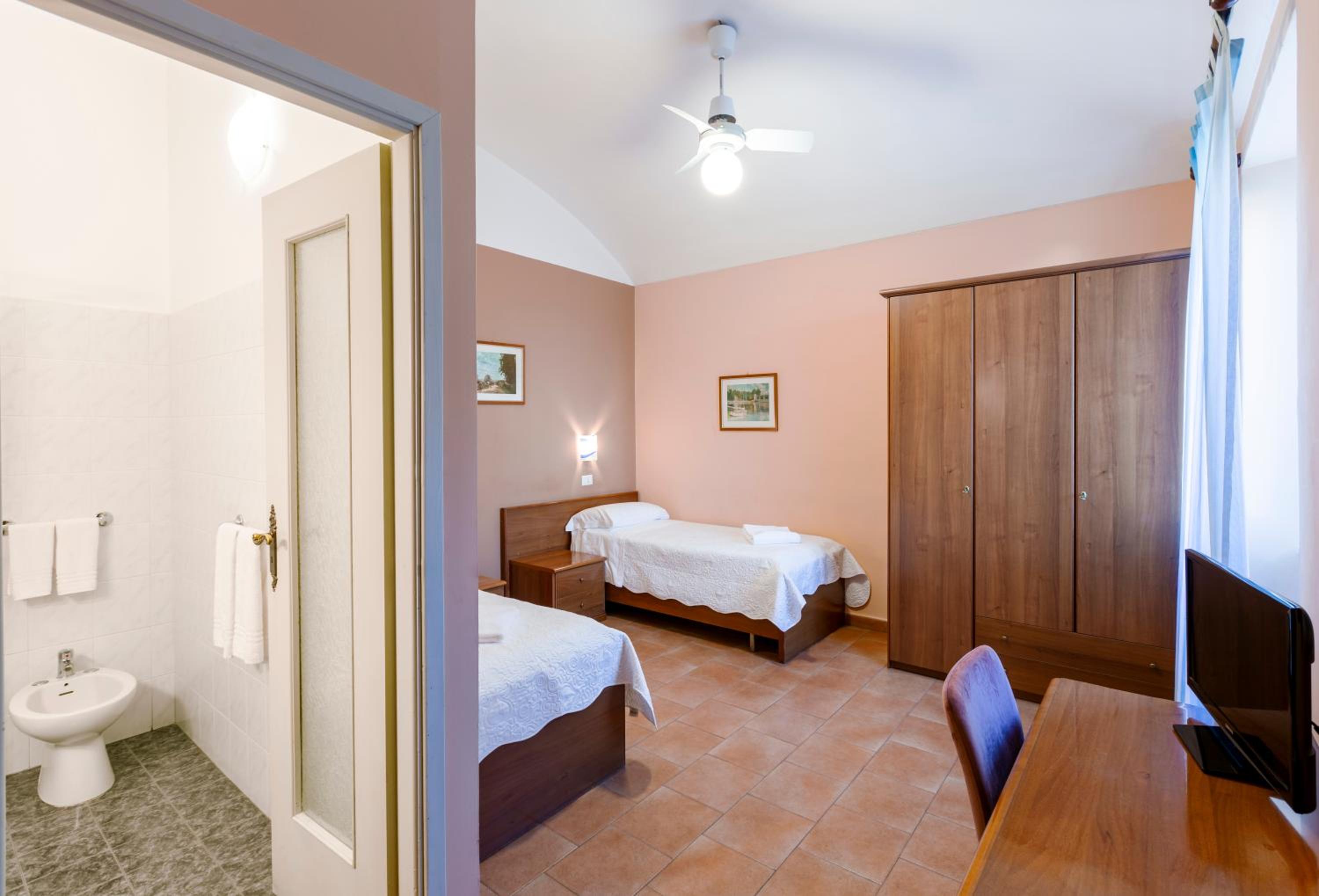 Double Room - Photo 2