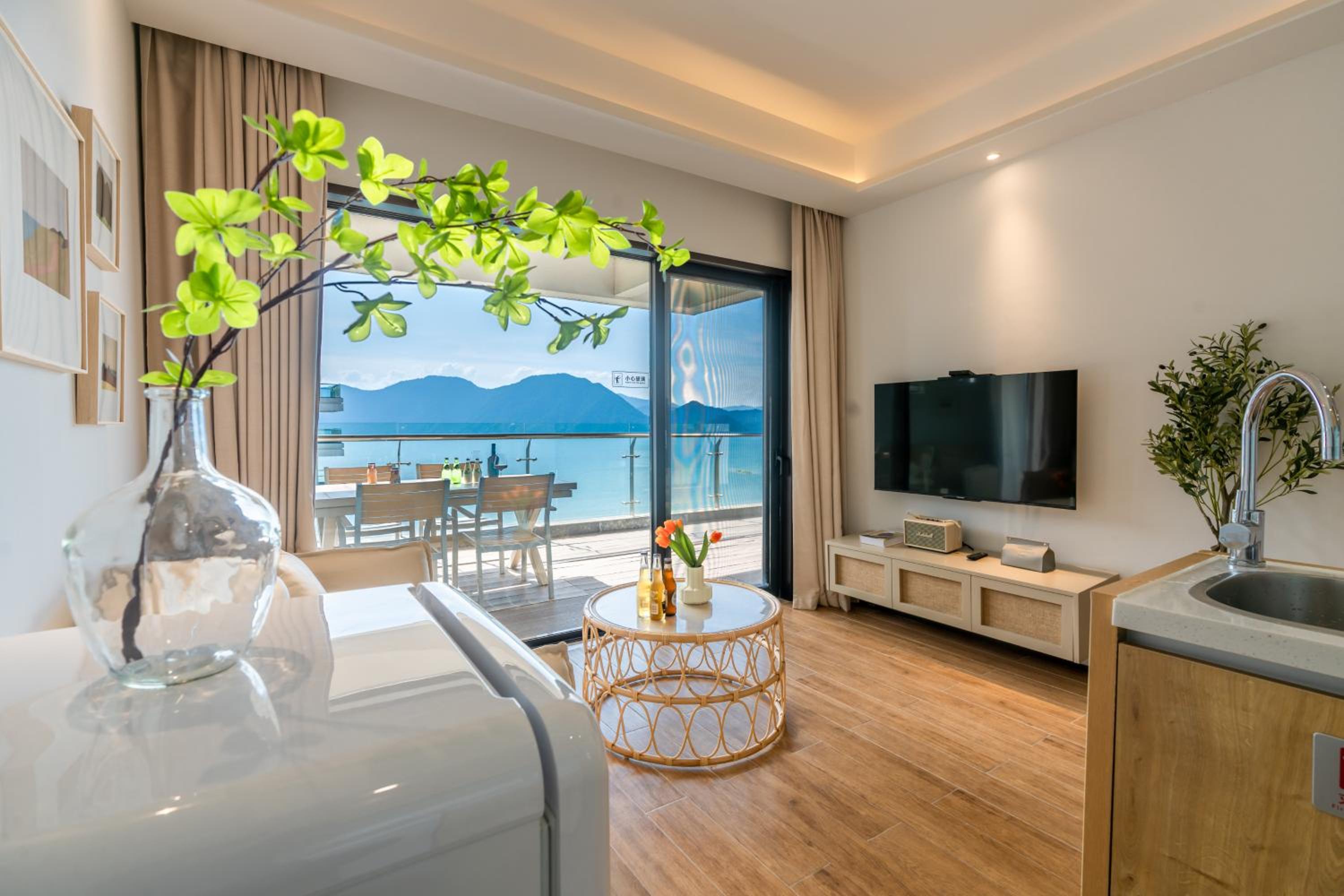 2 Bedroom Suite with Lake View photo 3