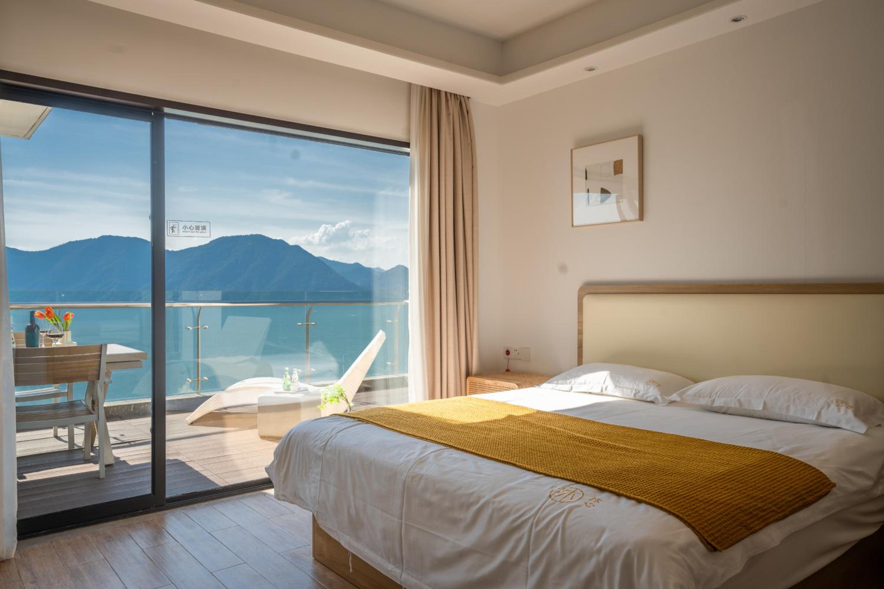 2 Bedroom Suite with Lake View photo 2