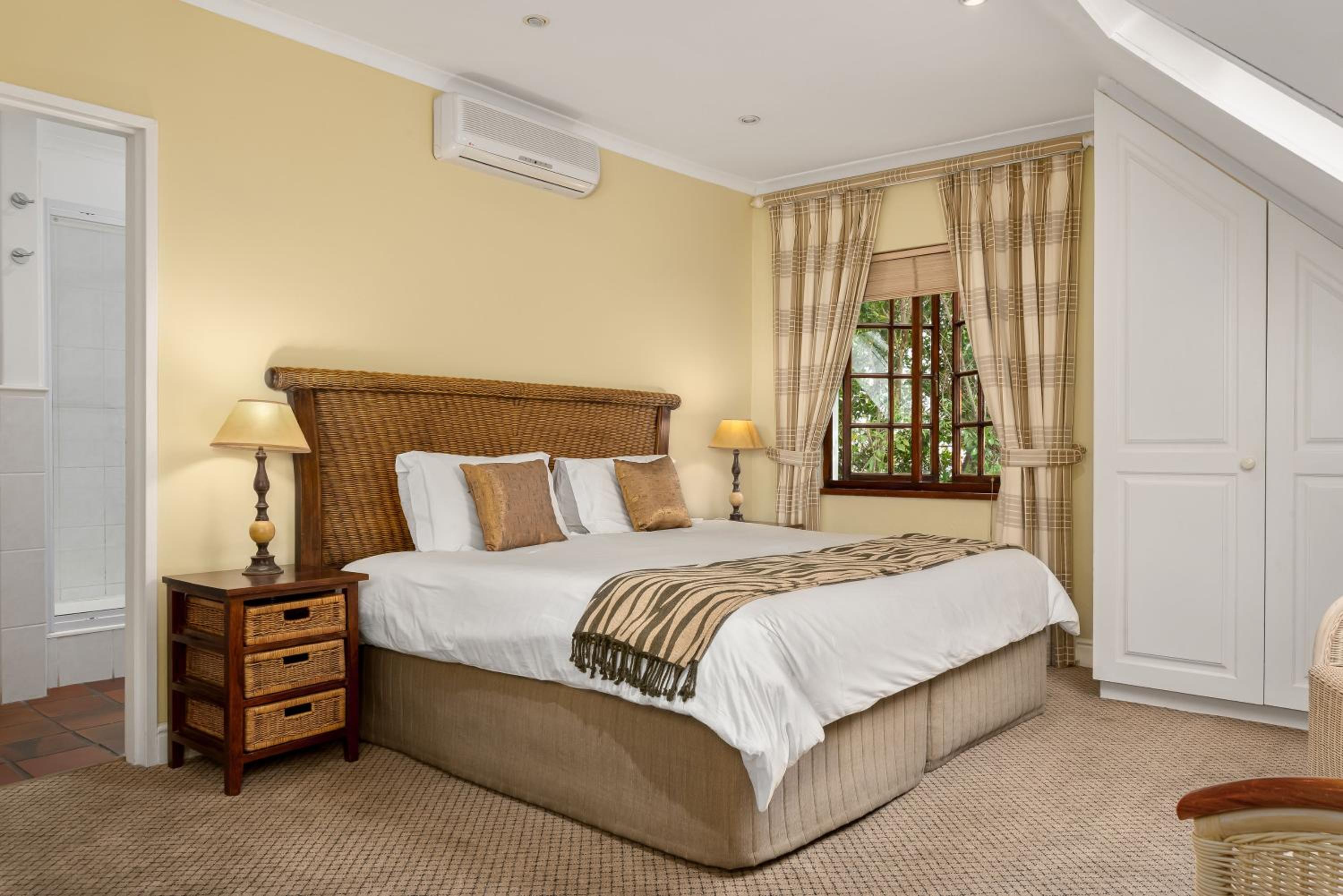 Deluxe Room - Photo 2