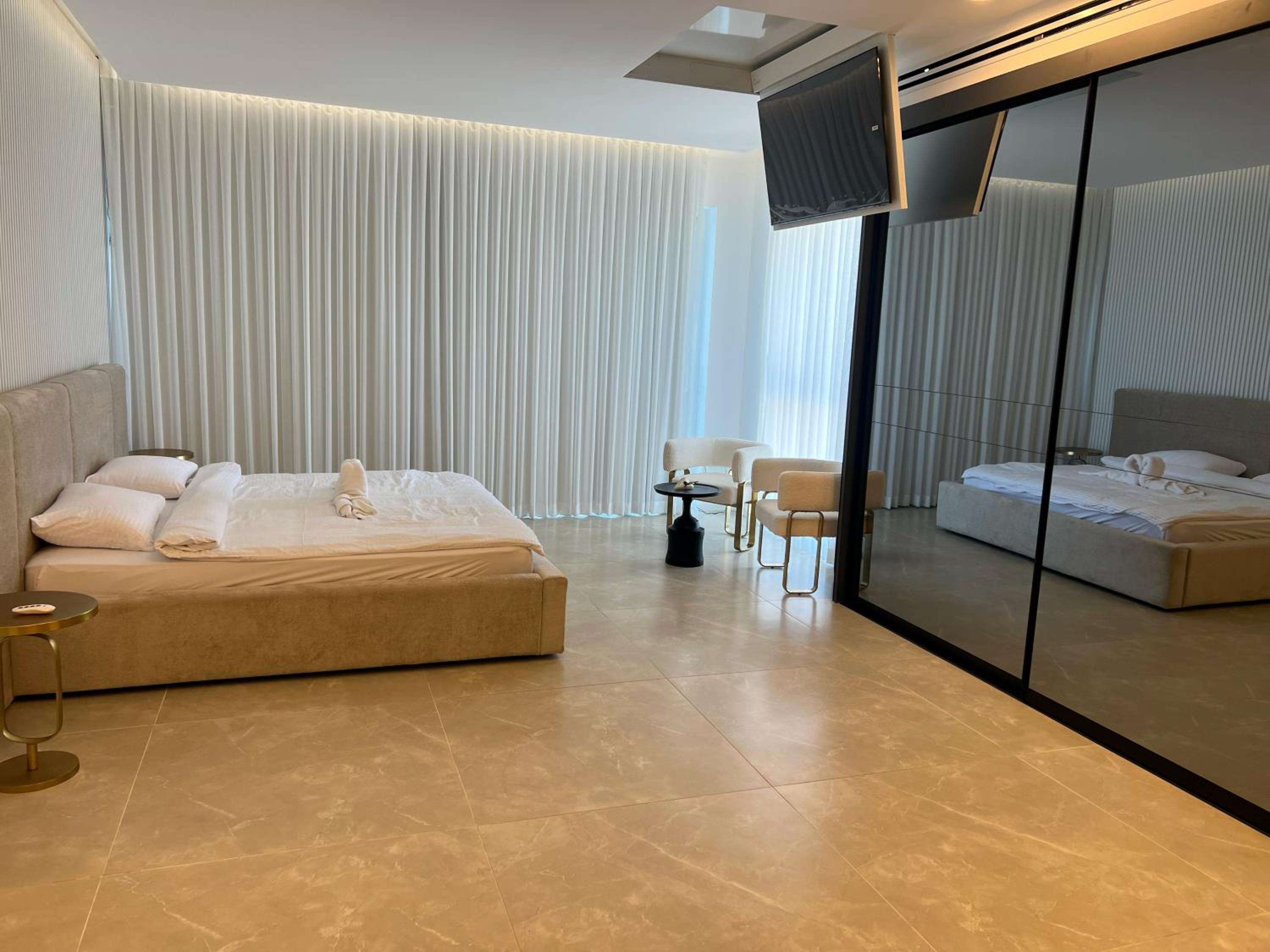 Penthouse Palace With Private Jacuzzi photo 2