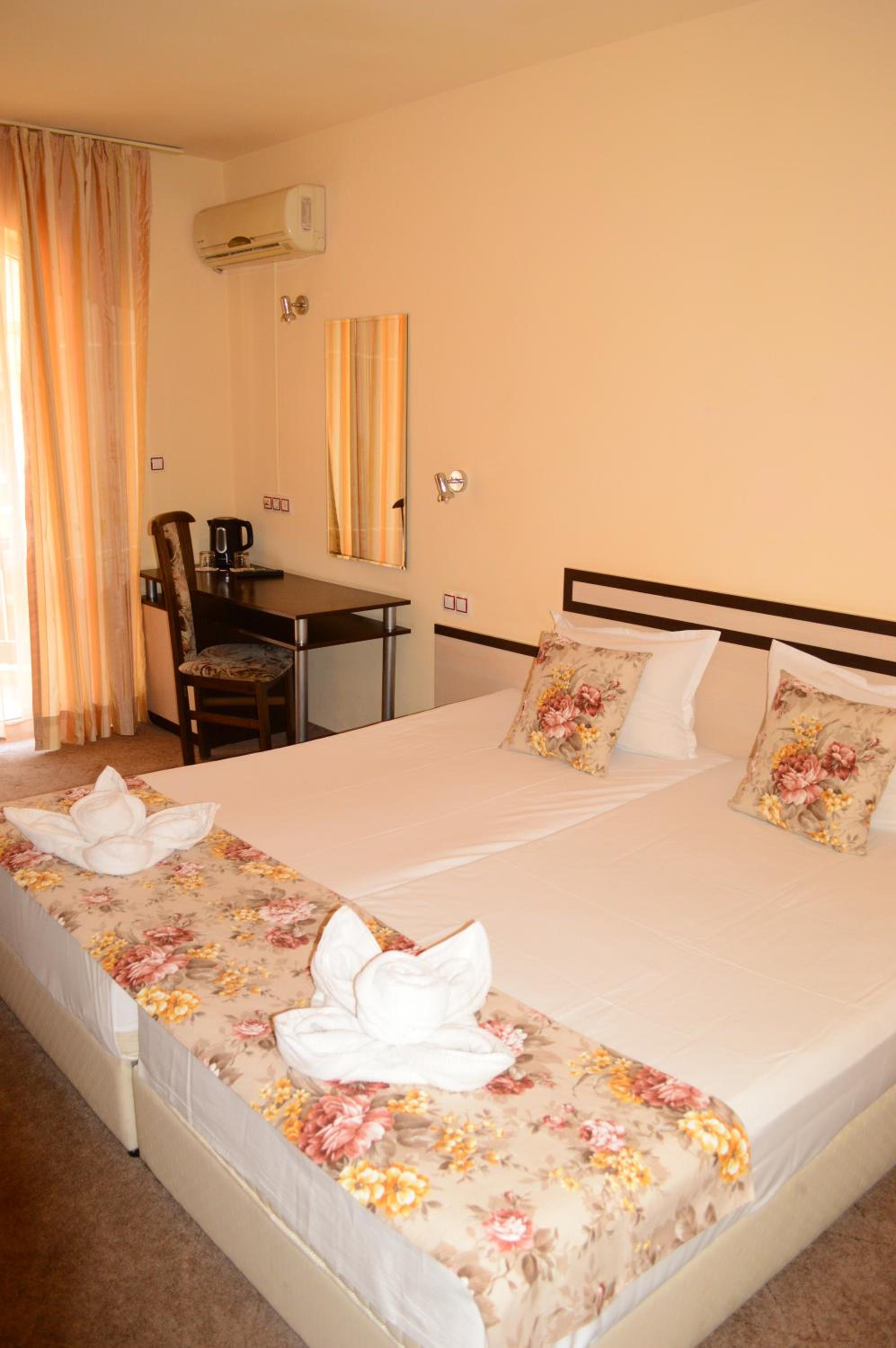 Standard Double or Twin Room - Photo 4