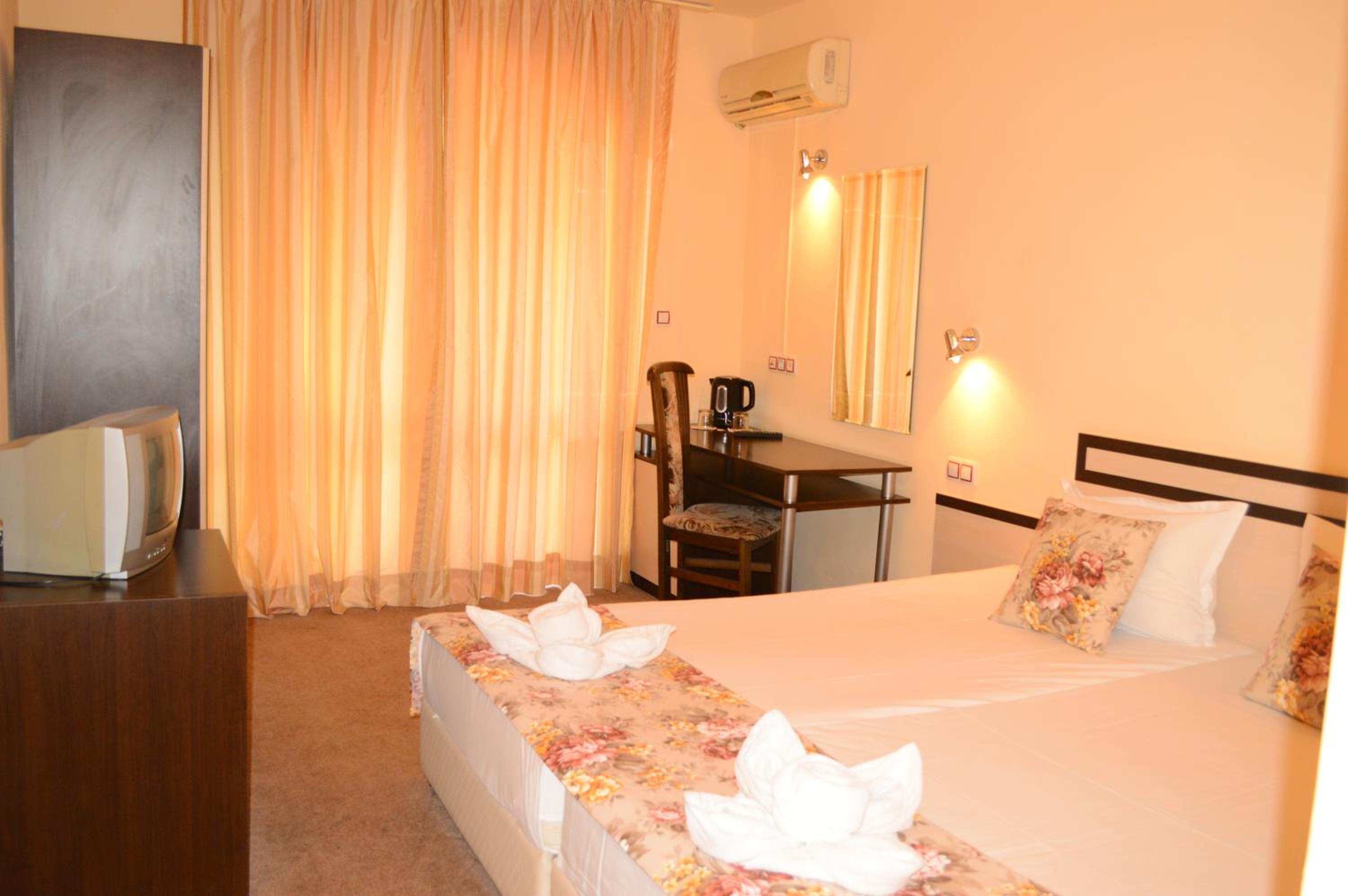 Standard Double or Twin Room - Photo 3