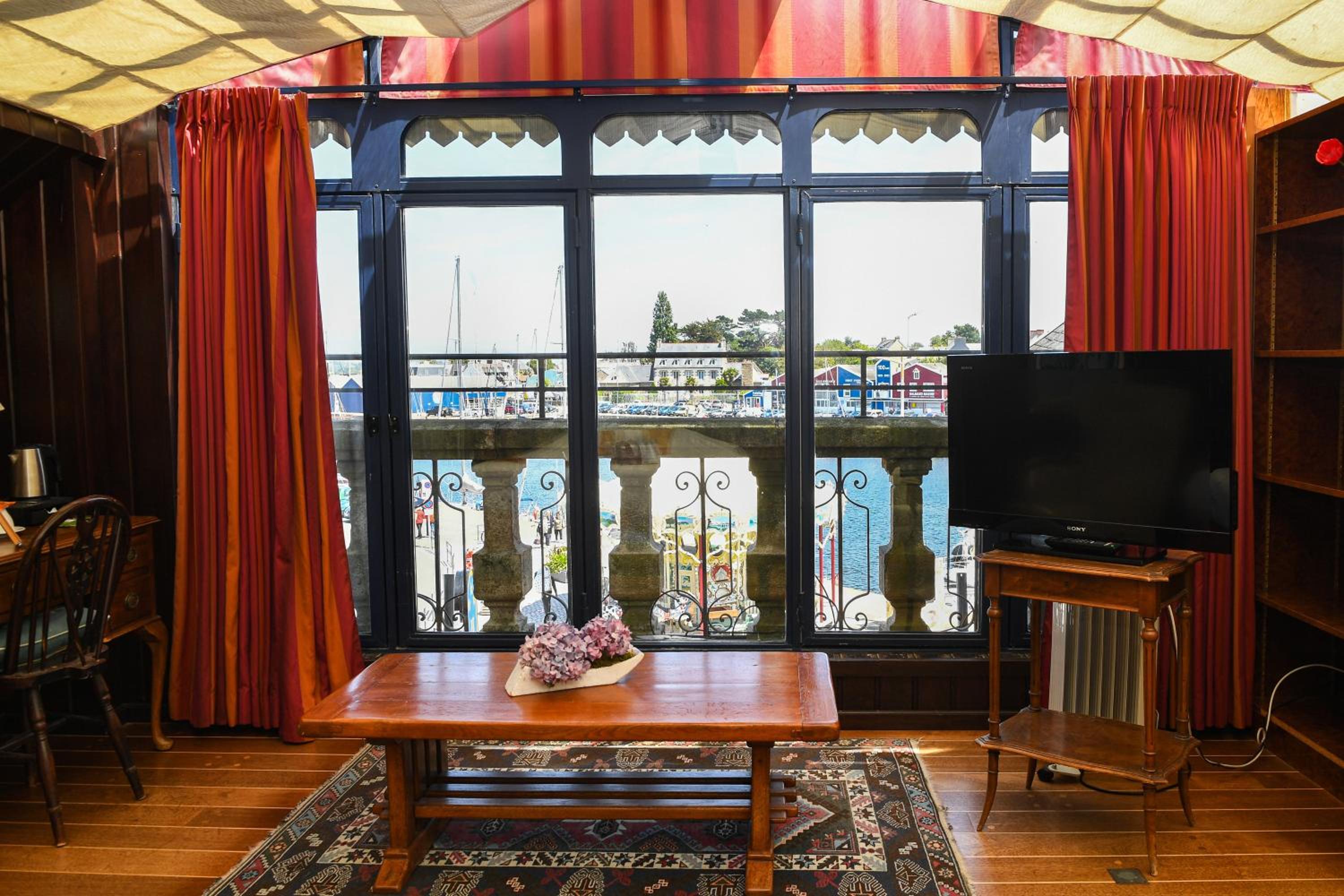 Superior Room with Harbor View photo 2