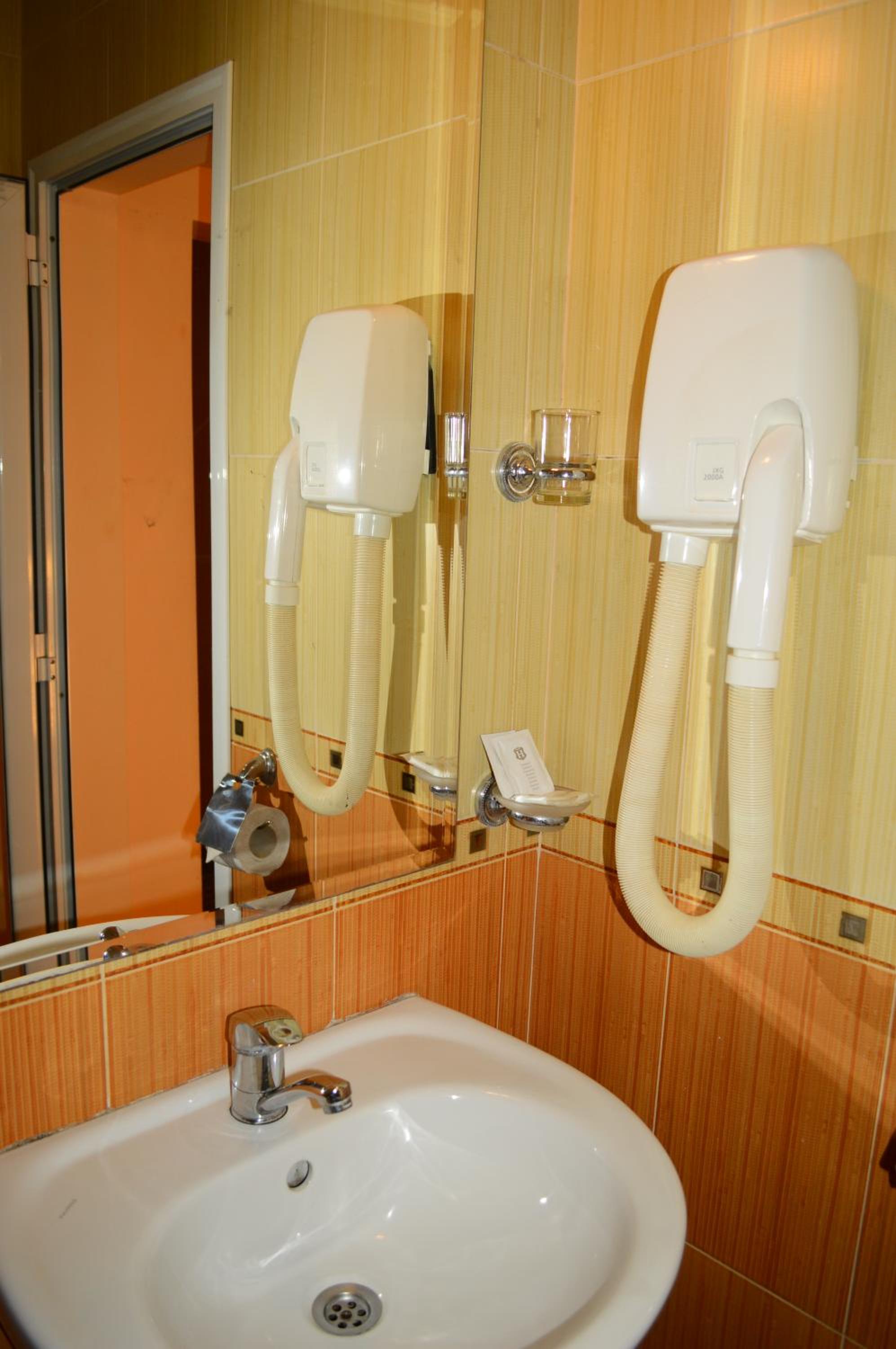 Standard Double or Twin Room - Photo 6