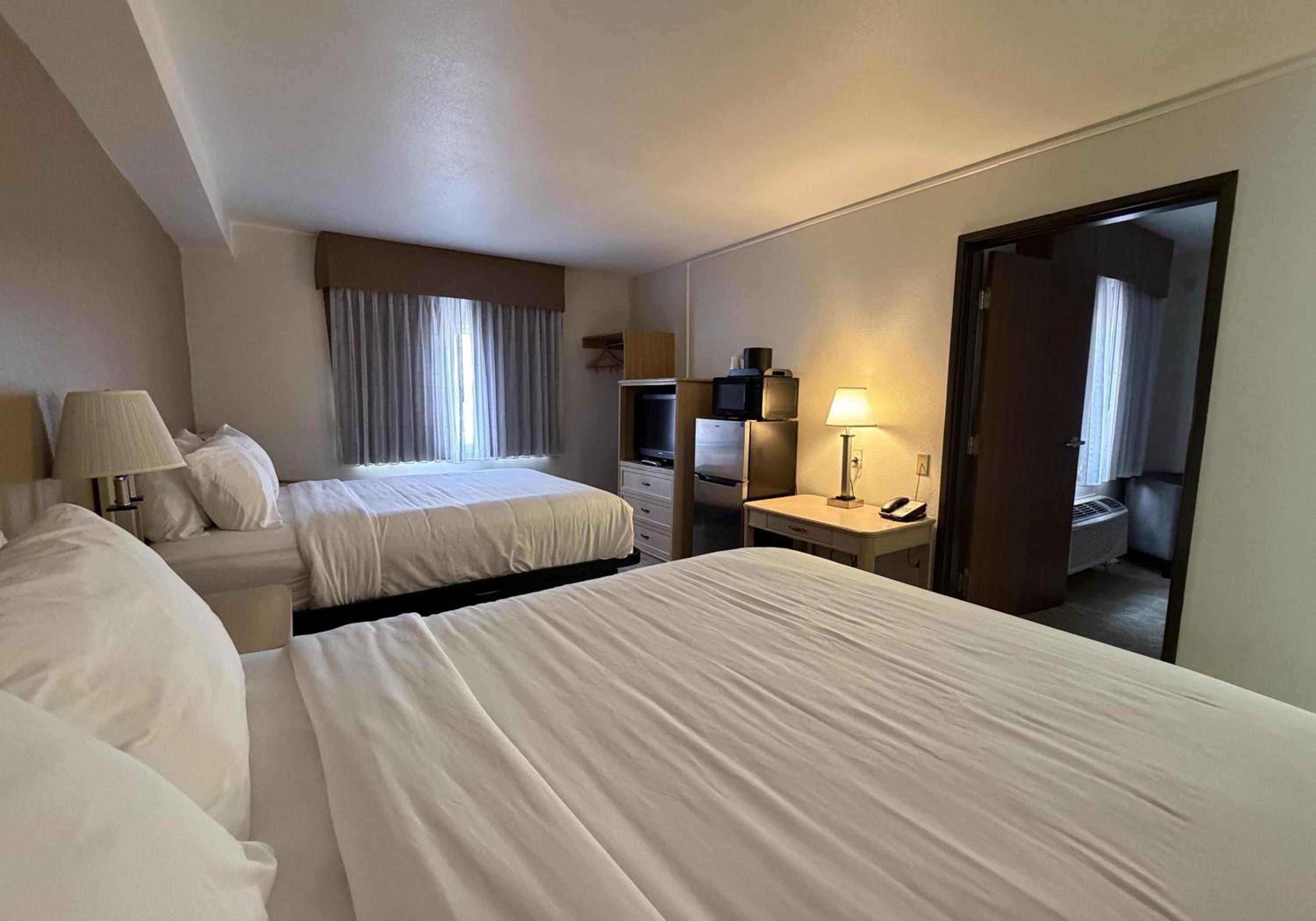 Family Room with Three Queen Beds - Non-Smoking
