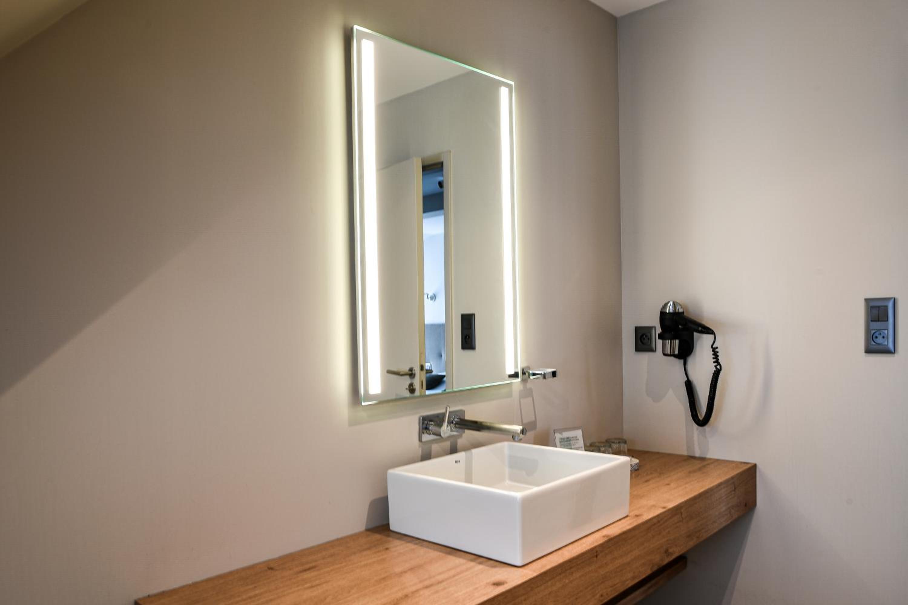 Contemporary Comfort Room photo 2