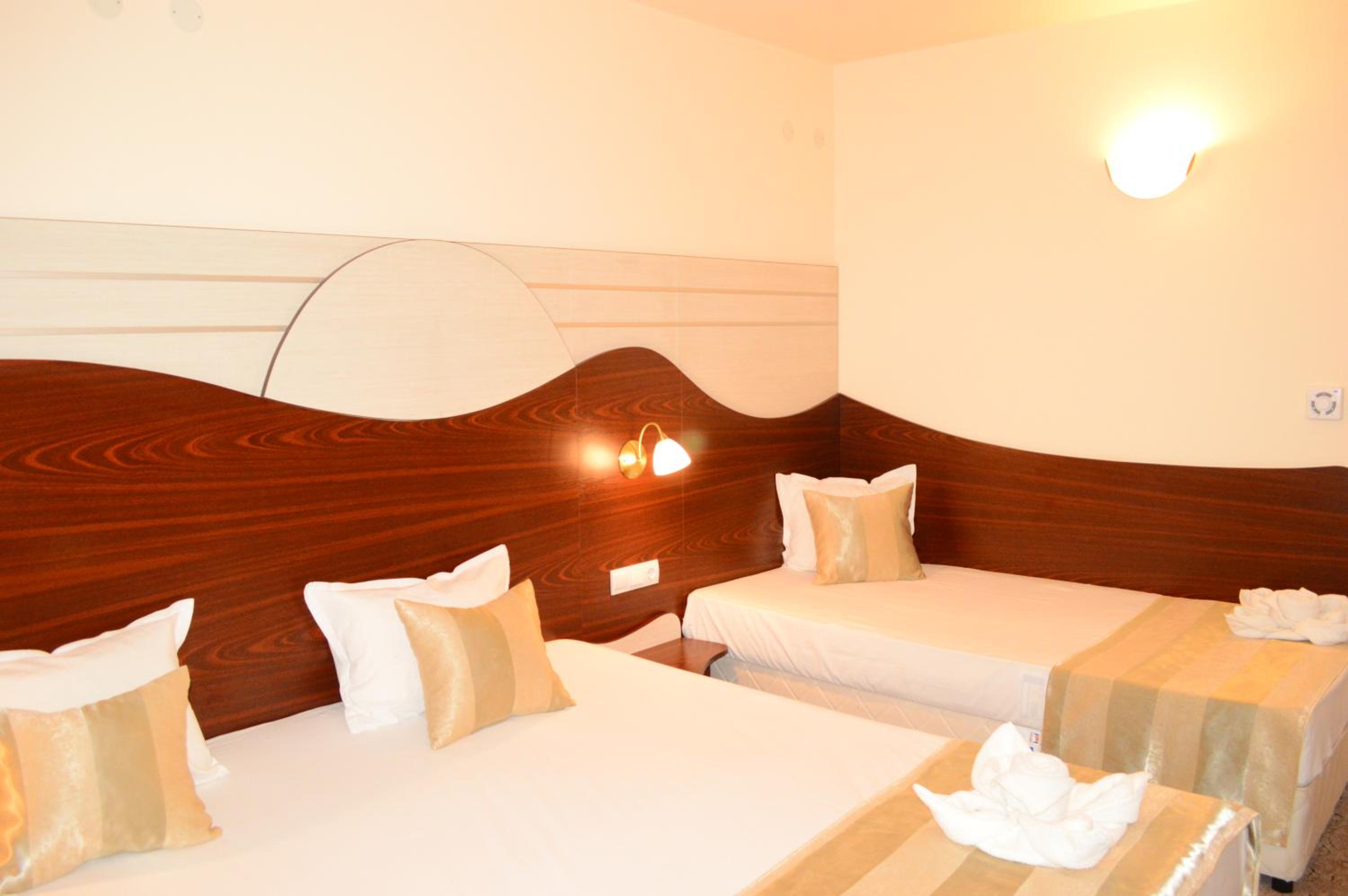 Deluxe Triple Room - Photo 8