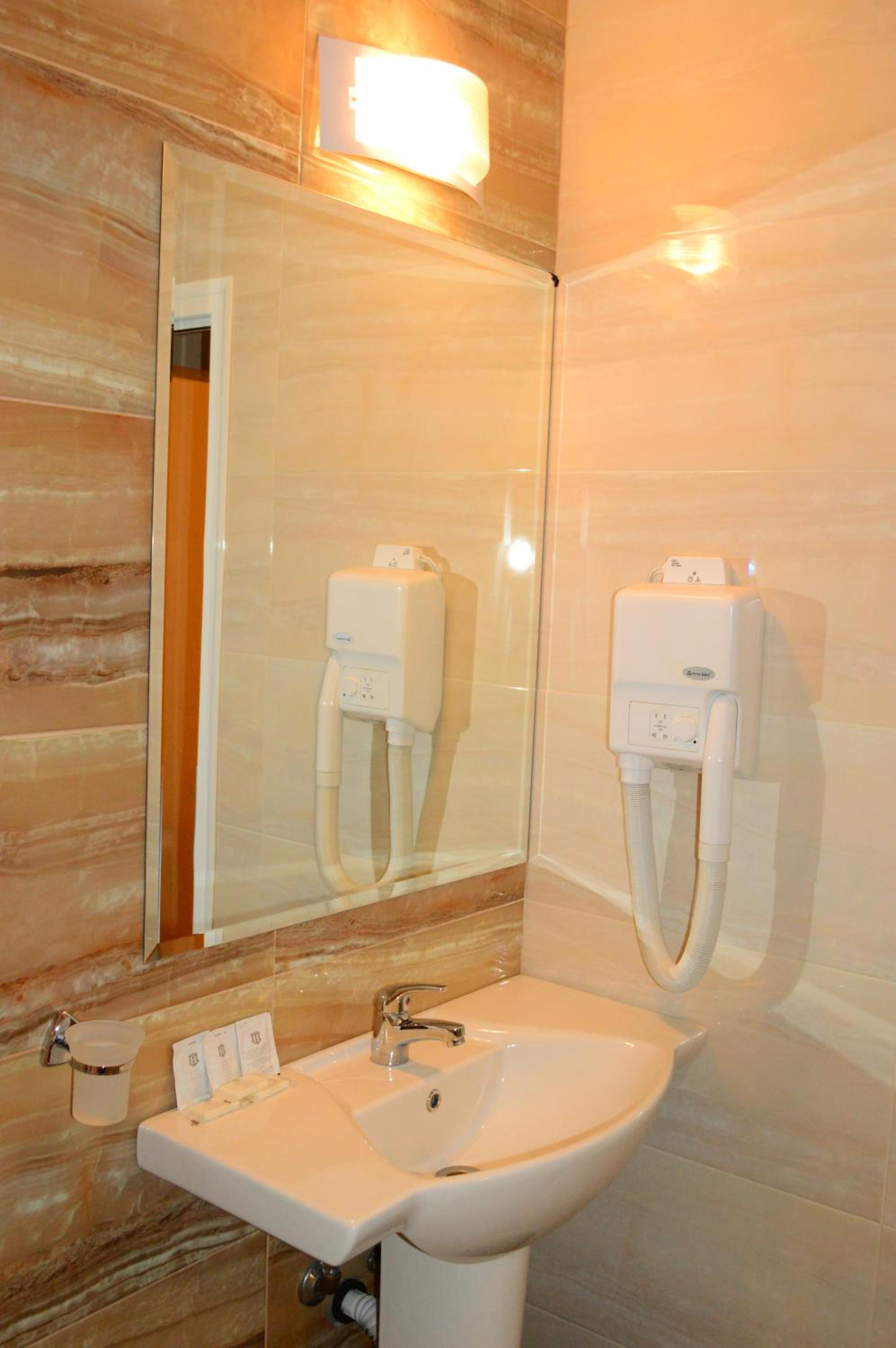 Deluxe Triple Room - Photo 9