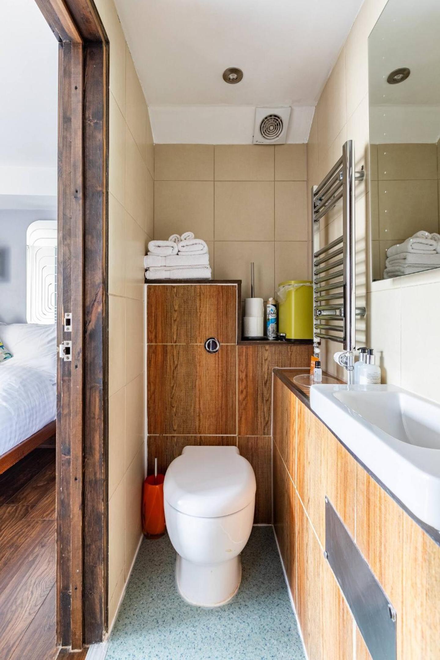 Standard Double Room - Photo 9