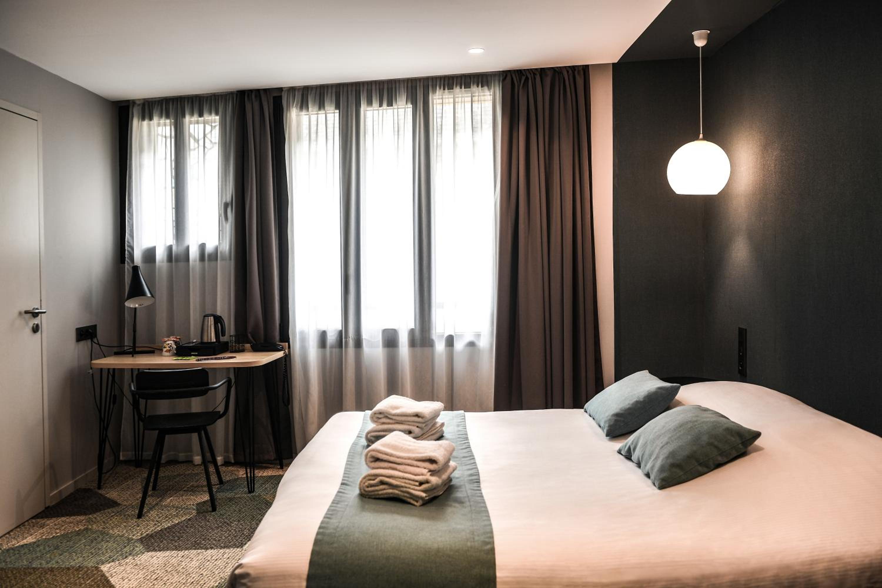 Contemporary Comfort Room photo 3