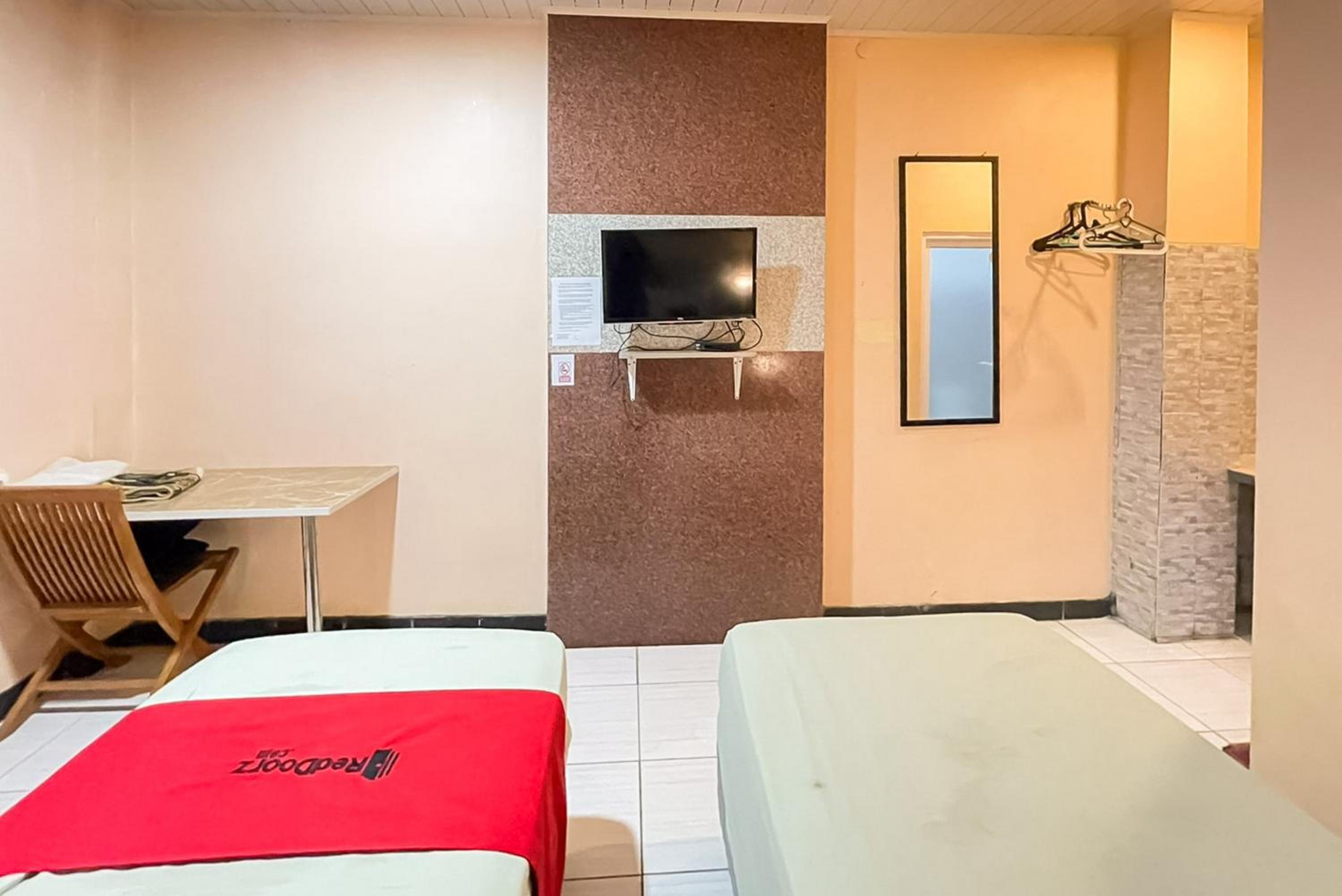 Standard Twin Room - Photo 2