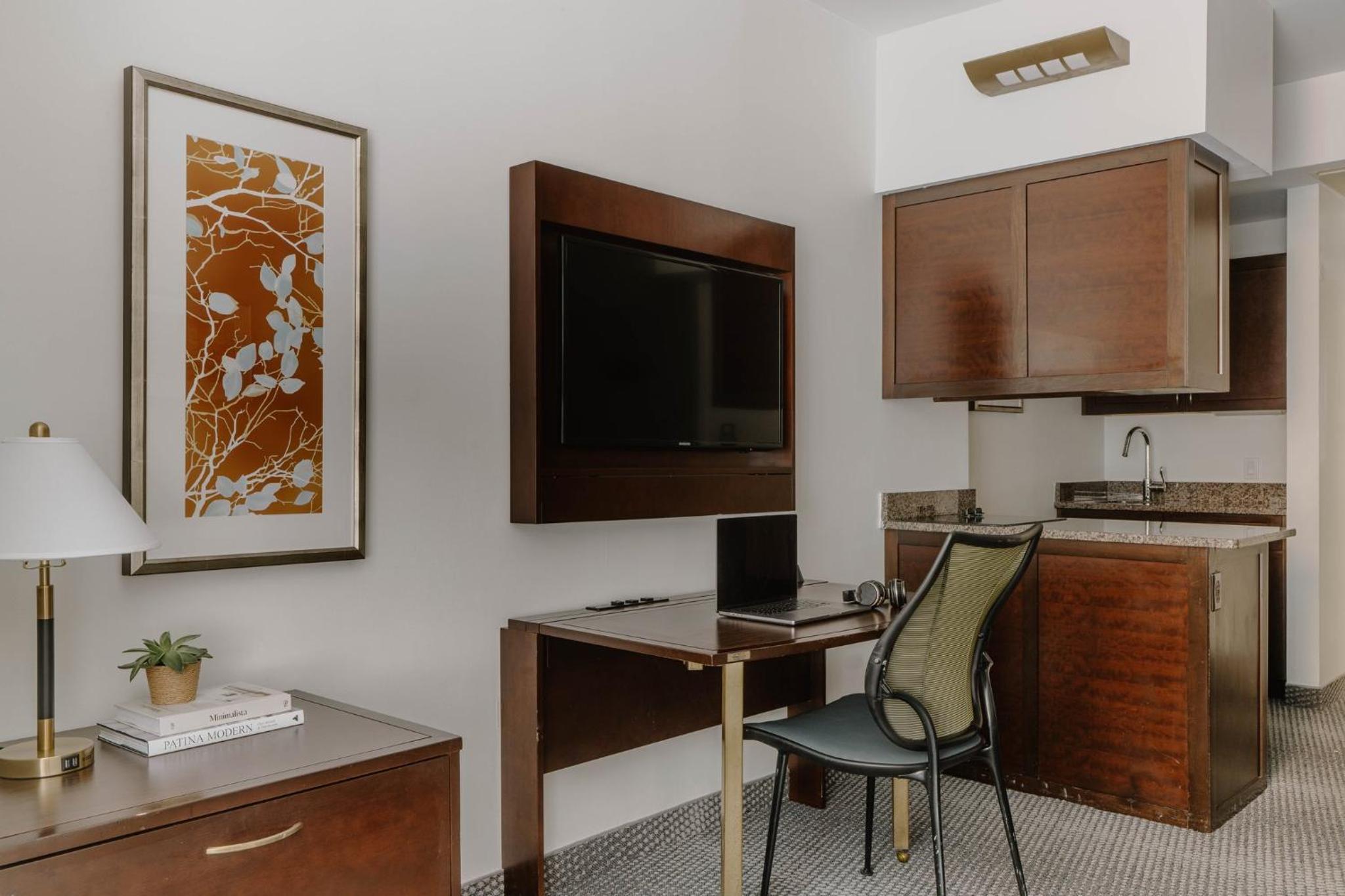 One Bedroom Suite with Kitchenette - Photo 3