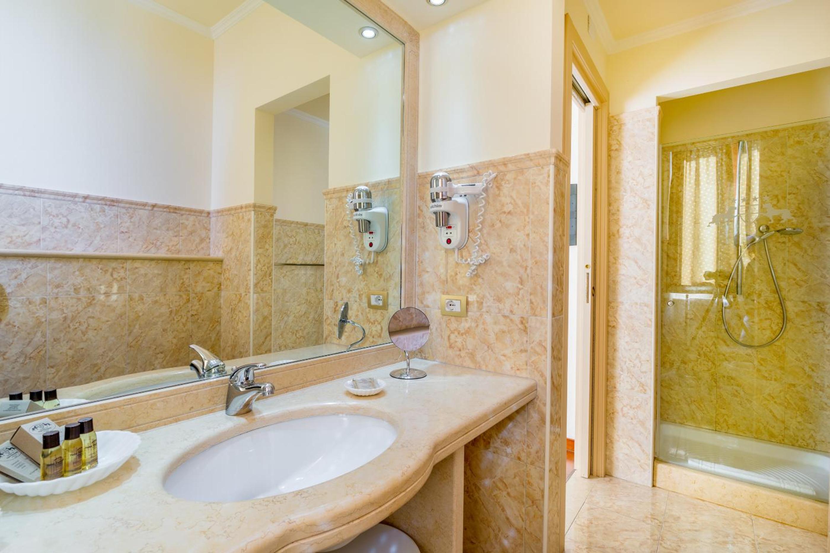 Standard Double Room - Photo 6