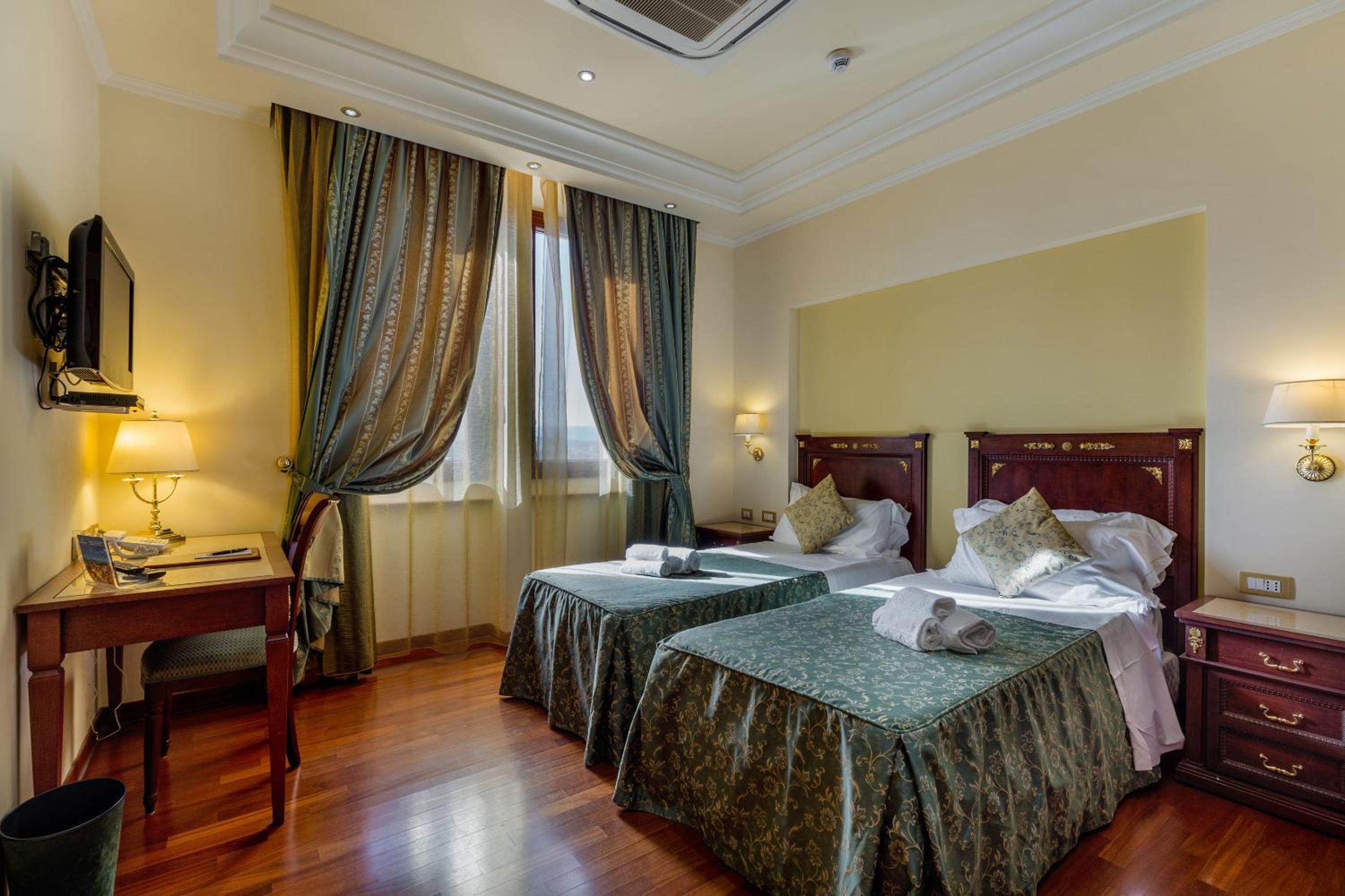 Standard Double Room - Photo 5