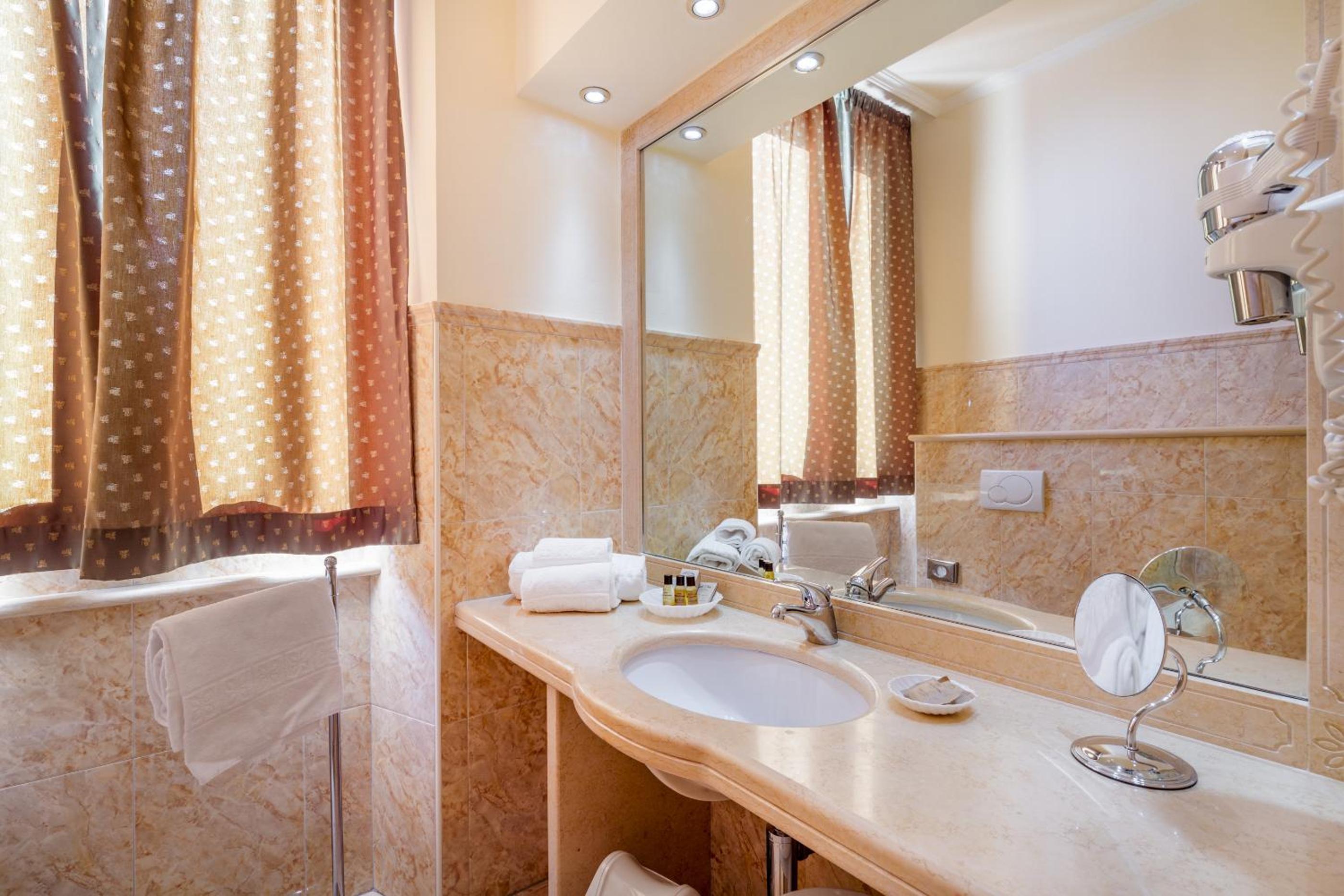 Standard Double Room - Photo 3